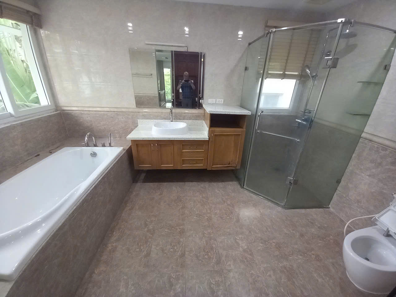 Bán Biệt Thự Đơn lập căn góc 320m2, đầy đủ đồ bên khu vườn mai Ecopark 6