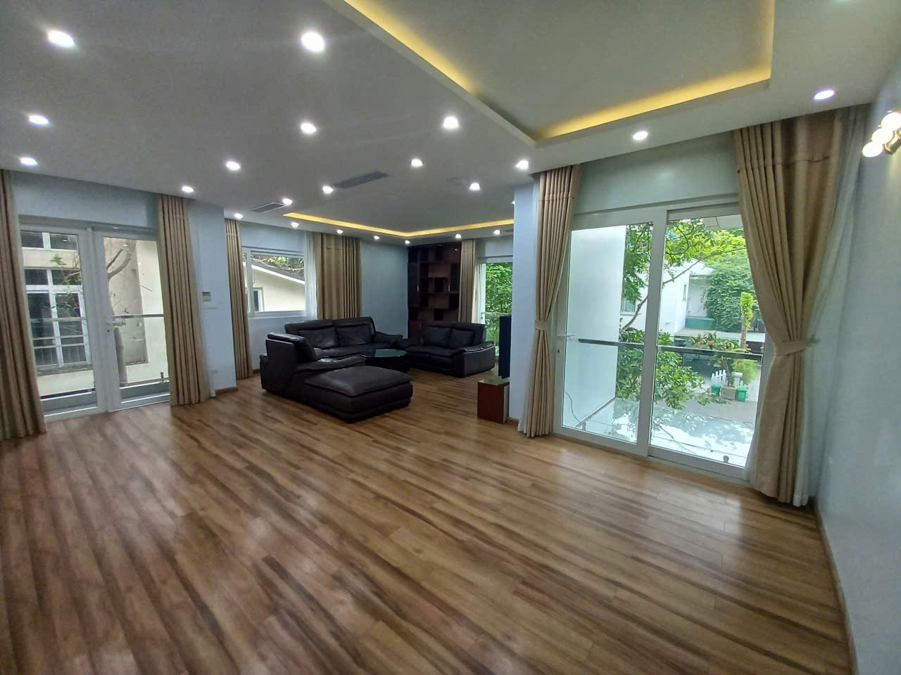 Bán Biệt Thự Đơn lập căn góc 320m2, đầy đủ đồ bên khu vườn mai Ecopark 8