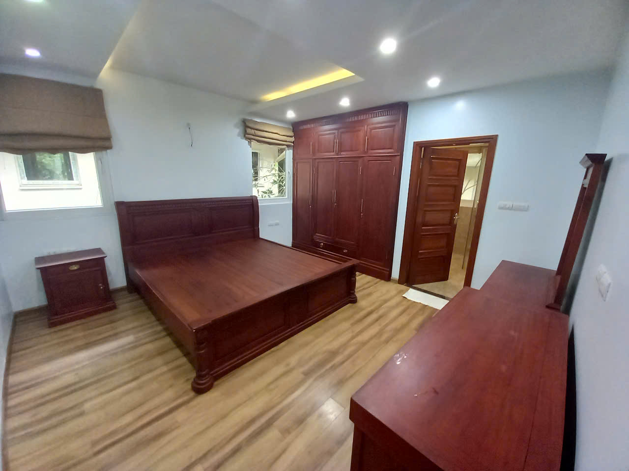 Bán Biệt Thự Đơn lập căn góc 320m2, đầy đủ đồ bên khu vườn mai Ecopark 9