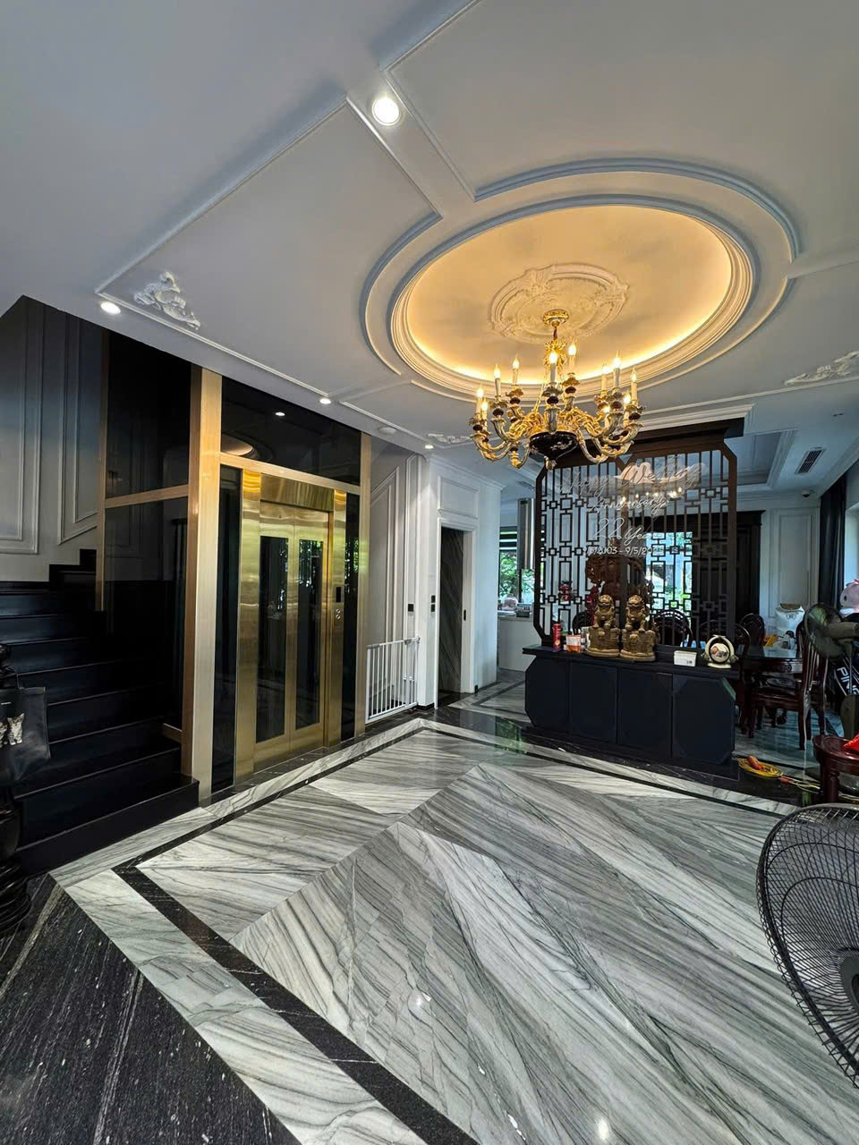 Biệt thự 200m2, 4 phòng ngủ, đầy đủ đồ có view sông và thang máy bên Vinhomes riverside cho thuê 4