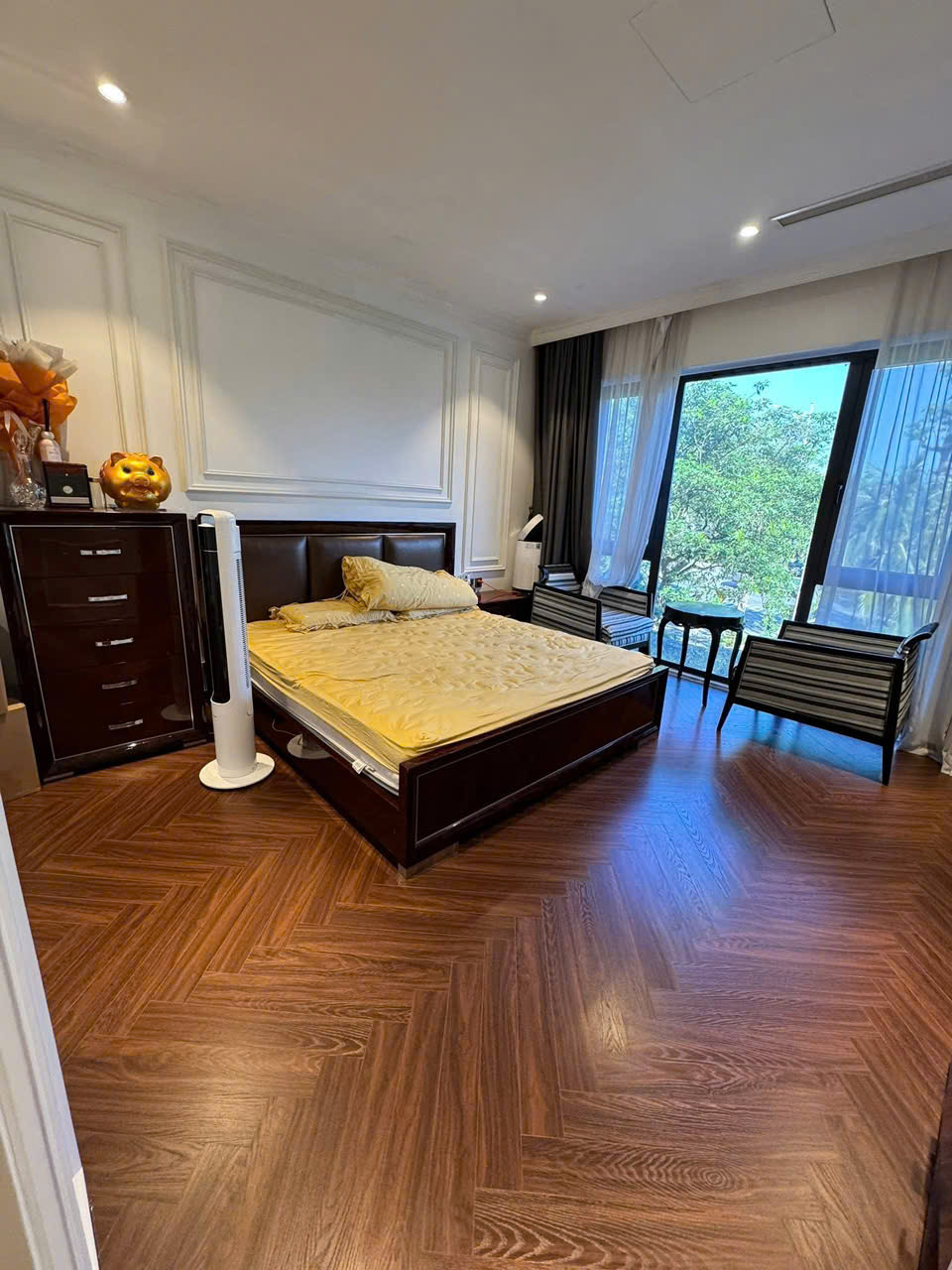 Biệt thự 200m2, 4 phòng ngủ, đầy đủ đồ có view sông và thang máy bên Vinhomes riverside cho thuê 5