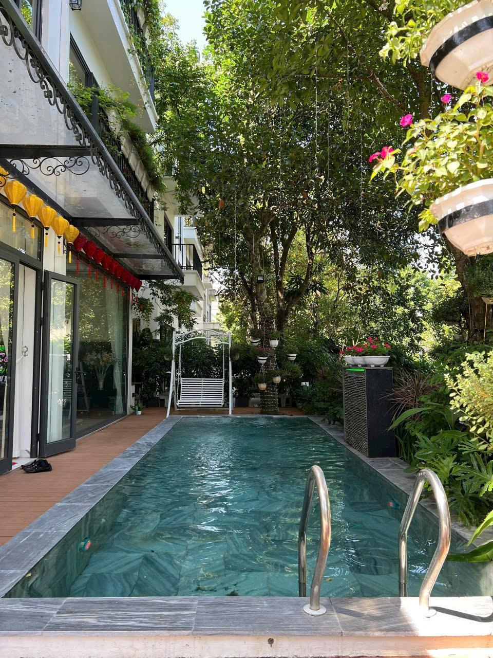 Biệt thự 400m2, 3 phòng ngủ, full đồ. có sân vườn và bể bơi bên Vườn tùng cho thuê 3