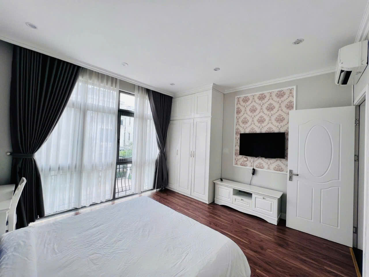 Biệt thự đơn lập 4 phòng ngủ, full nội thất đẹp bên khu Harmony Vinhomes Riverside cho thuê 5