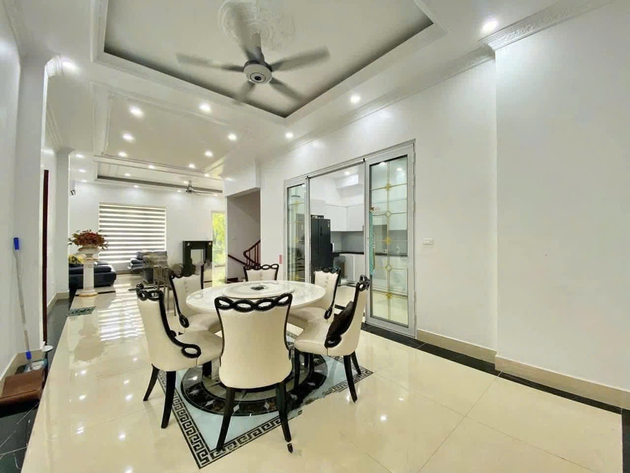 Biệt thự song lập view sông,4 phòng ngủ,đầy đủ đồ bên Vinhomes Riverside long biên cho thuê 1