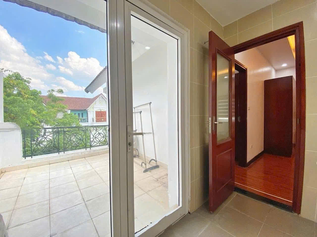 Biệt thự song lập view sông,4 phòng ngủ,đầy đủ đồ bên Vinhomes Riverside long biên cho thuê 10