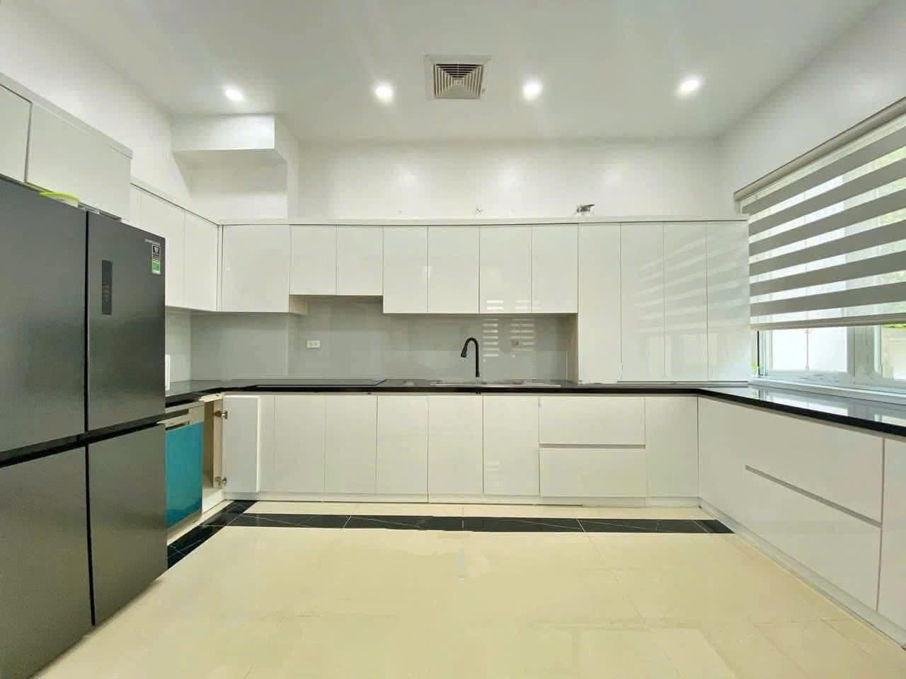 Biệt thự song lập view sông,4 phòng ngủ,đầy đủ đồ bên Vinhomes Riverside long biên cho thuê 3