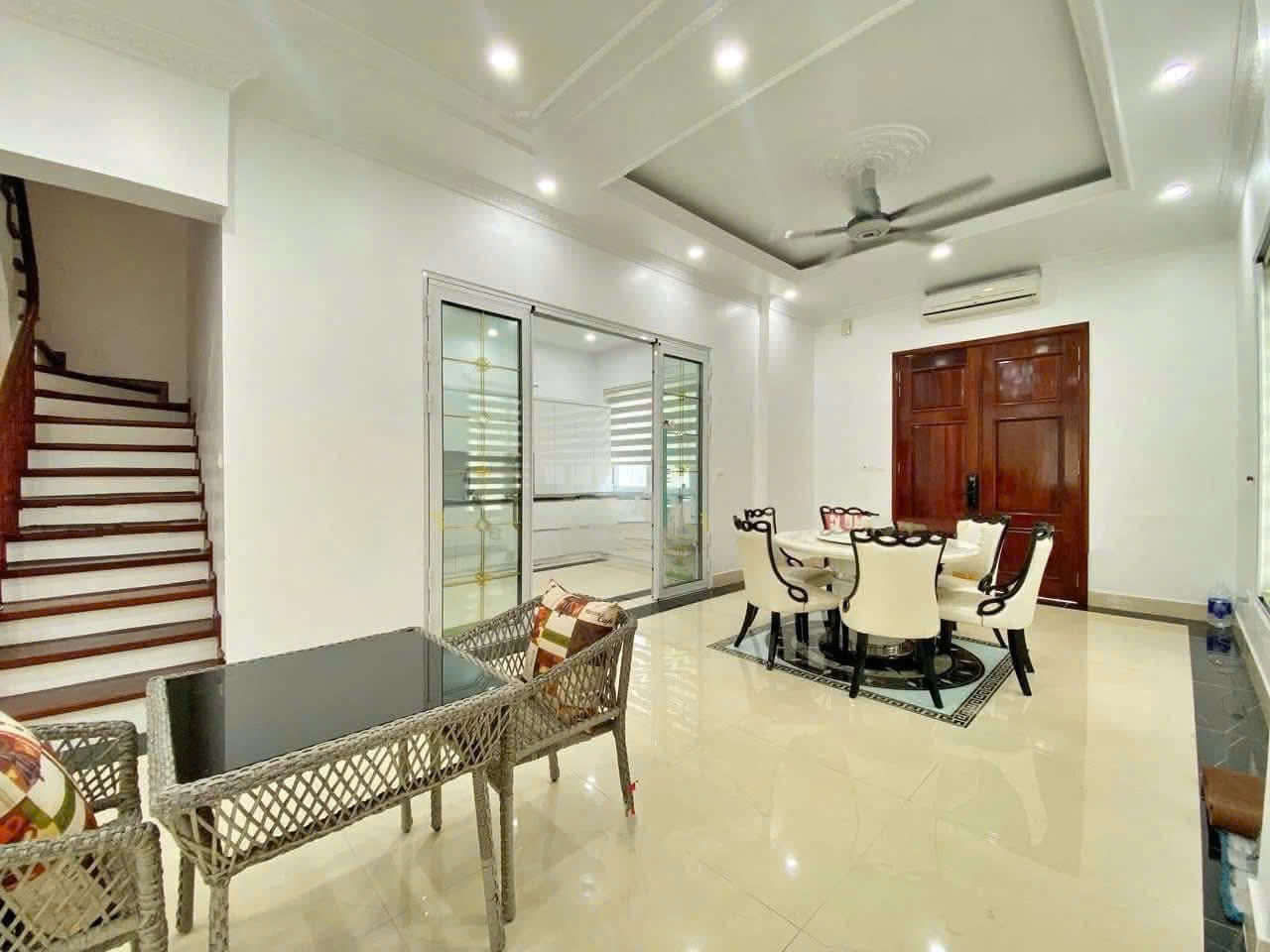 Biệt thự song lập view sông,4 phòng ngủ,đầy đủ đồ bên Vinhomes Riverside long biên cho thuê 4
