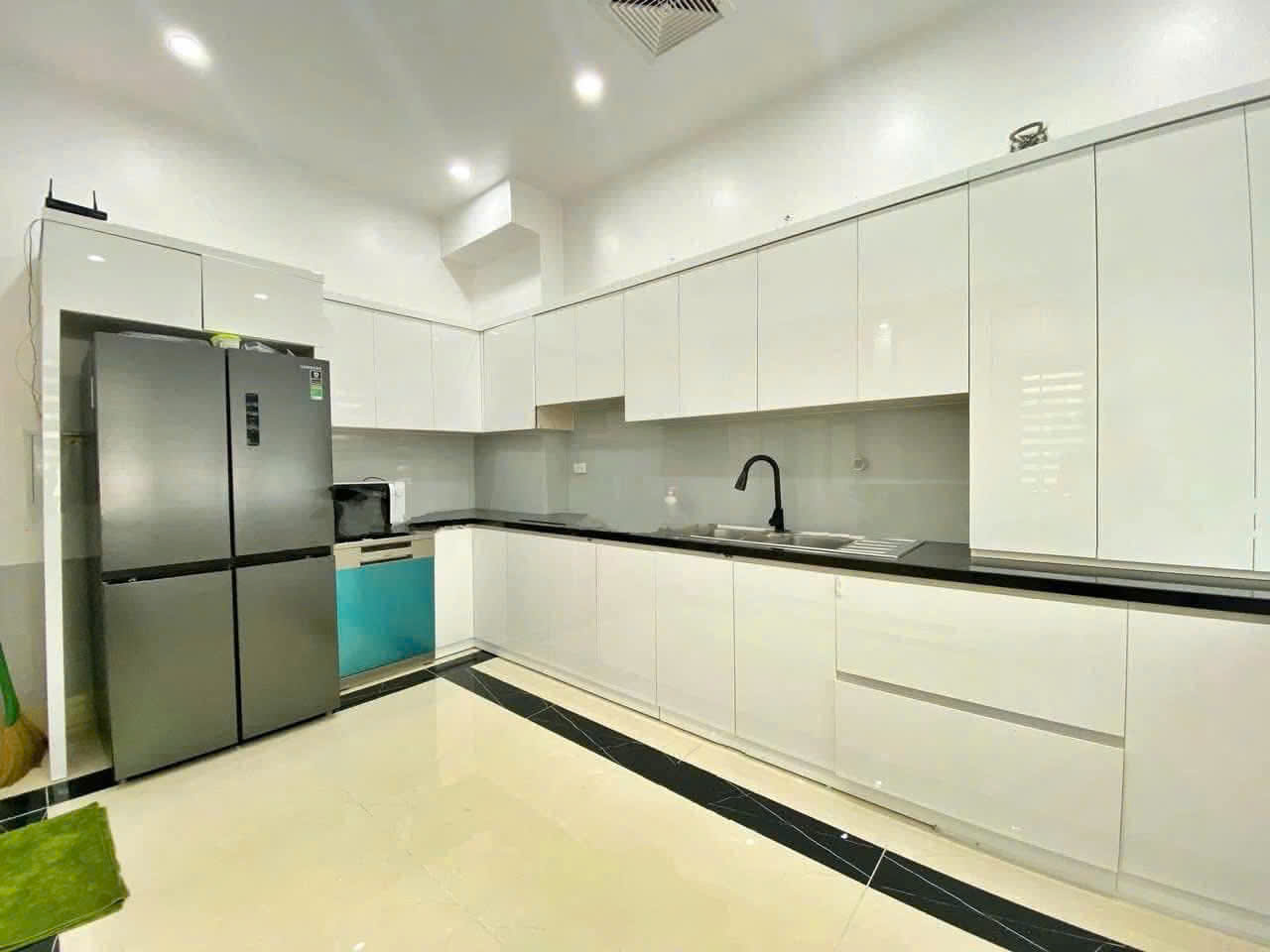 Biệt thự song lập view sông,4 phòng ngủ,đầy đủ đồ bên Vinhomes Riverside long biên cho thuê 5