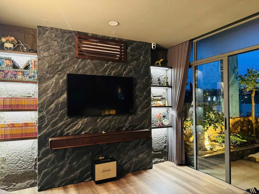 Cần bán căn hộ penhouse 200m2, có sân vườn ,full nội thất cao cấp bên tòa Sky 2 Ecopark 1