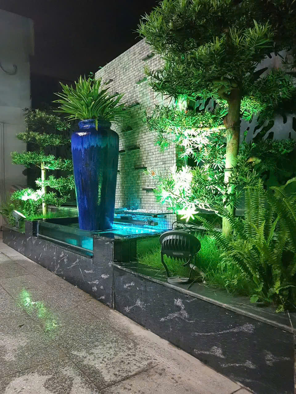 Cần bán căn hộ penhouse 200m2, có sân vườn ,full nội thất cao cấp bên tòa Sky 2 Ecopark 12