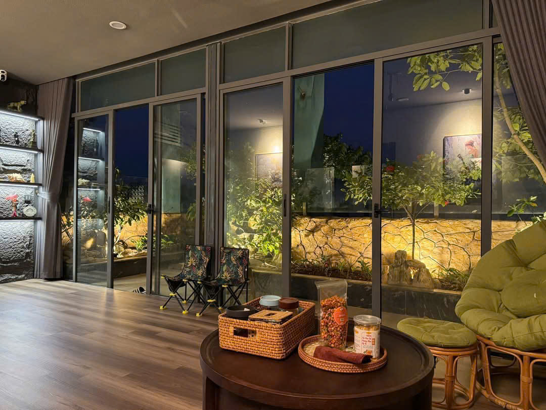 Cần bán căn hộ penhouse 200m2, có sân vườn ,full nội thất cao cấp bên tòa Sky 2 Ecopark 2