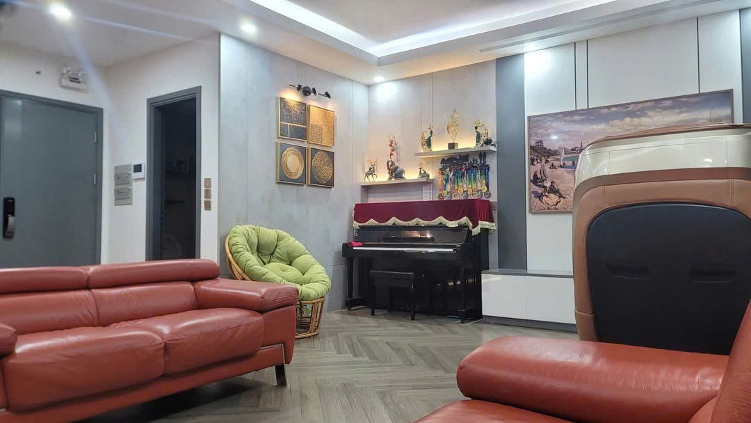 Cần bán căn hộ penhouse 200m2, có sân vườn ,full nội thất cao cấp bên tòa Sky 2 Ecopark 4