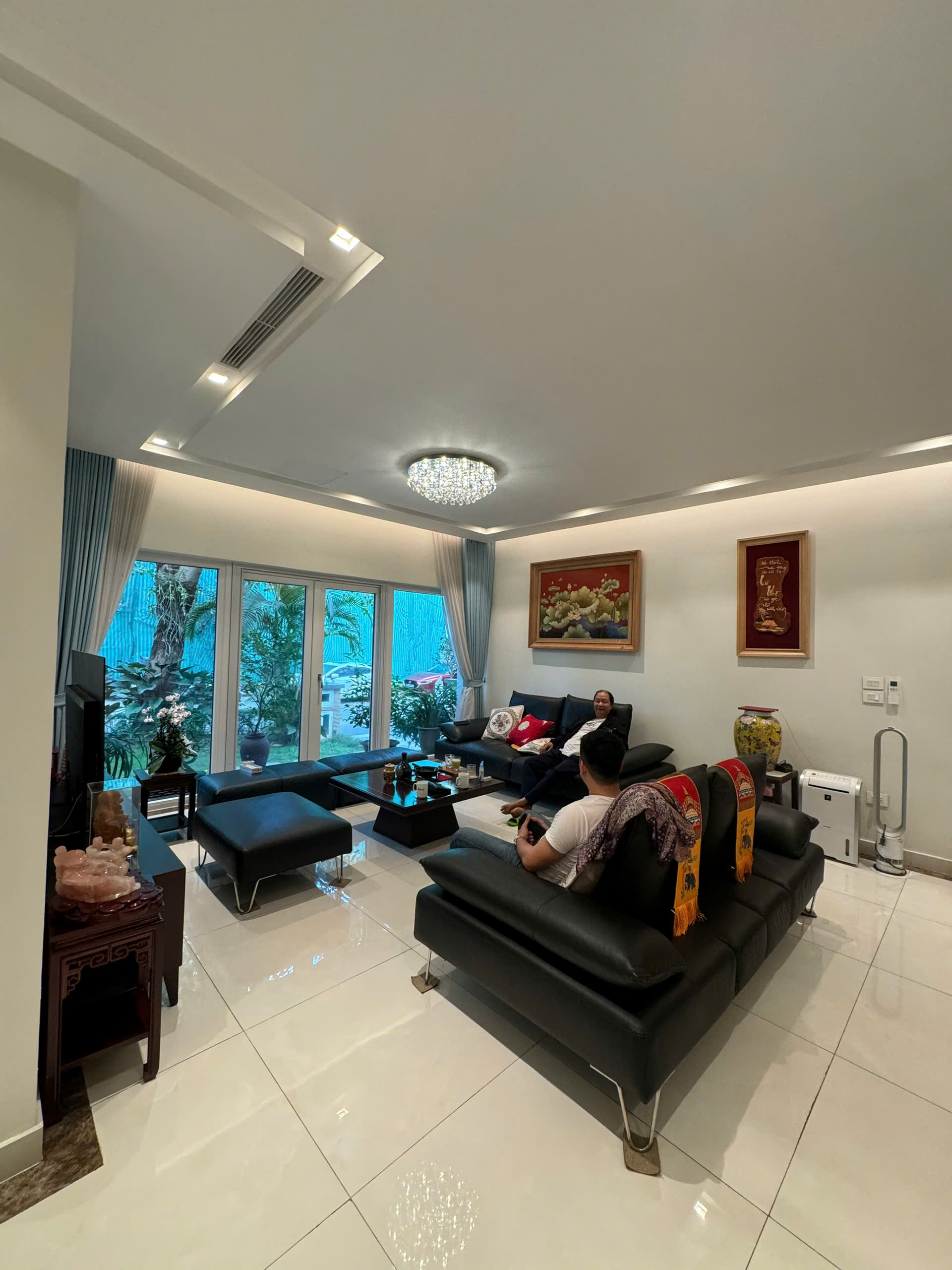 Căn Biệt thự đơn lập góc 325m2, 3 phòng ngủ, đủ đồ đẹp bên vườn tùng Ecopark cần bán 4