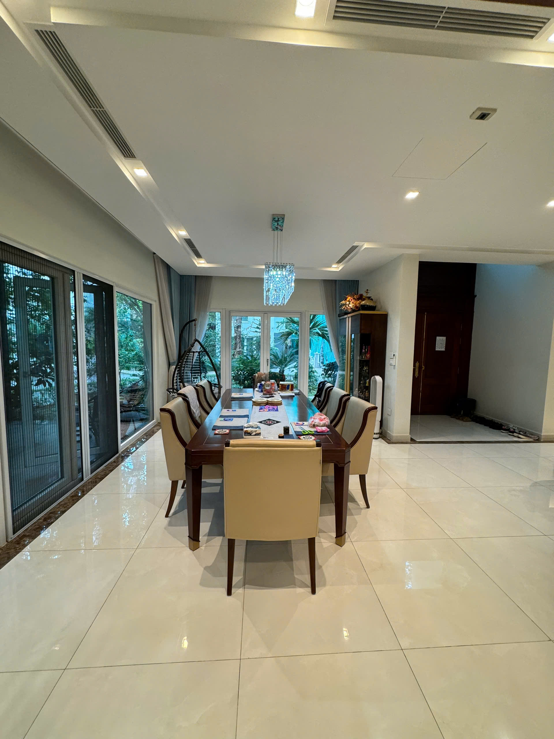 Căn Biệt thự đơn lập góc 325m2, 3 phòng ngủ, đủ đồ đẹp bên vườn tùng Ecopark cần bán 5