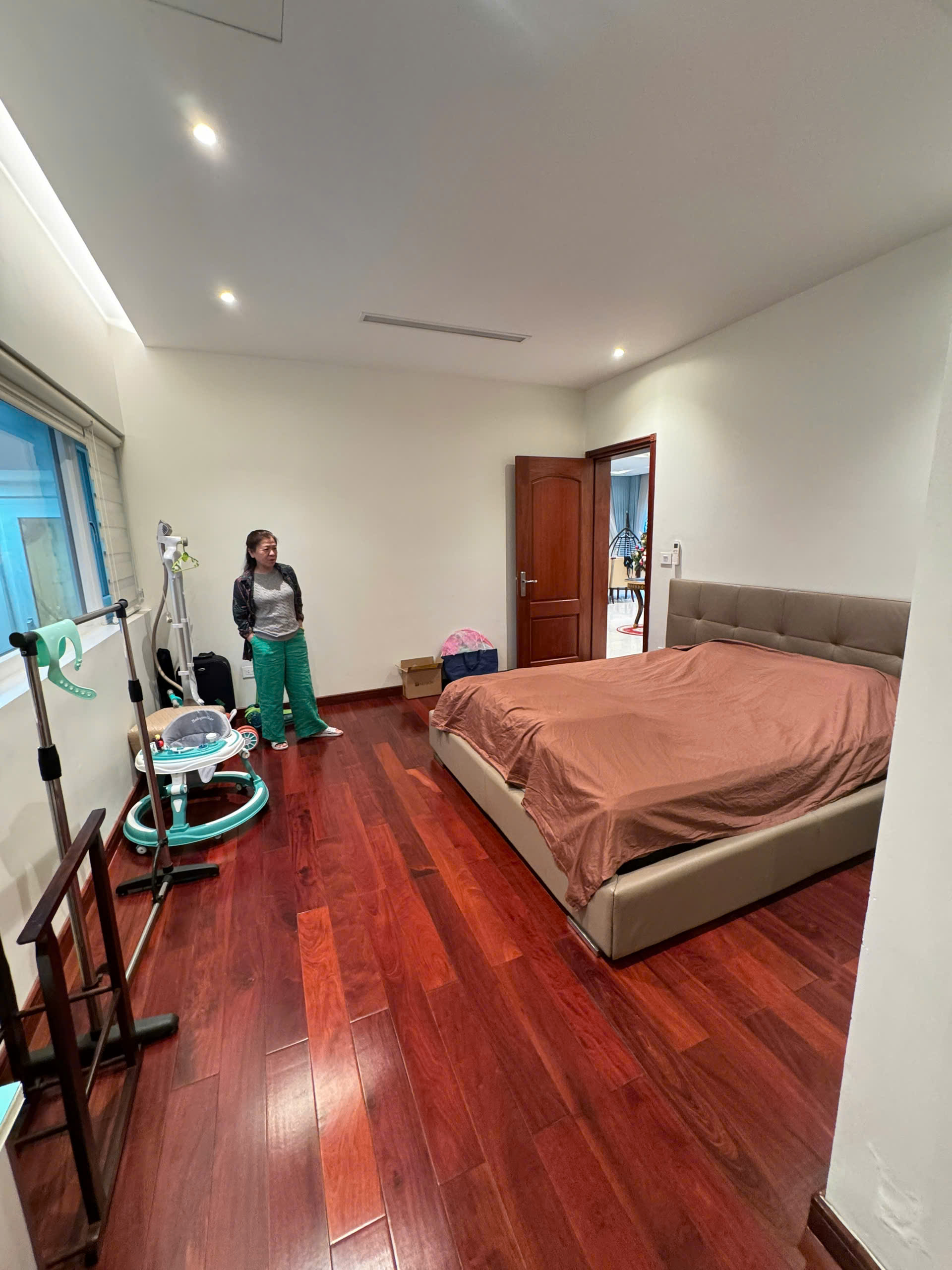 Căn Biệt thự đơn lập góc 325m2, 3 phòng ngủ, đủ đồ đẹp bên vườn tùng Ecopark cần bán 6