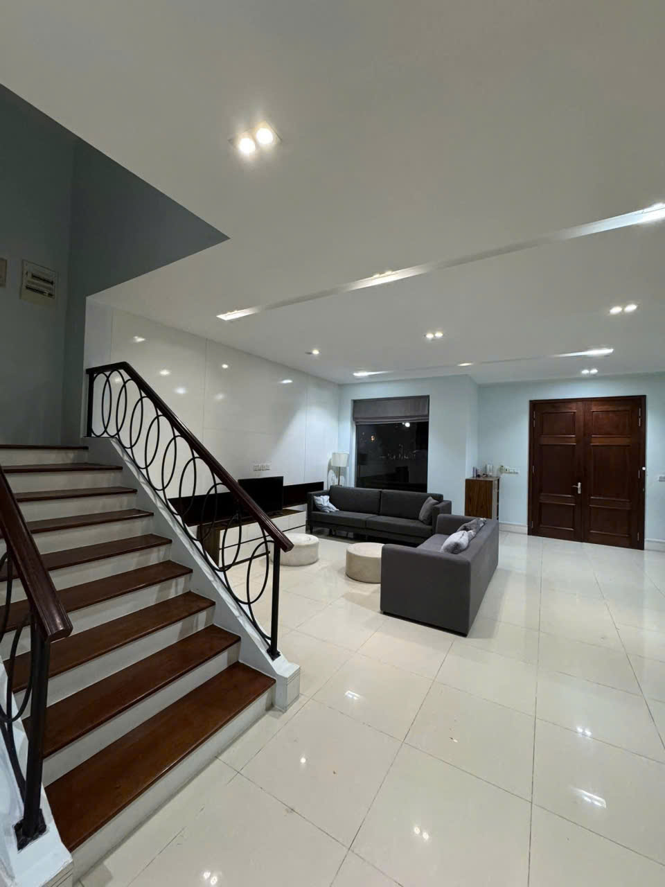 Căn Biệt thự song lập 4 phòng ngủ, đầy đủ đồ có view sông bên vinhomes Riverside cho thuê 1