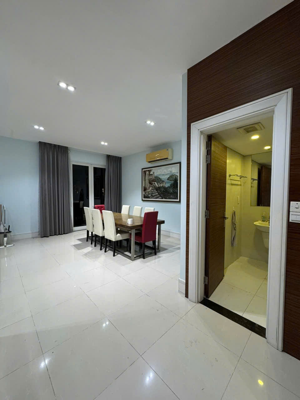 Căn Biệt thự song lập 4 phòng ngủ, đầy đủ đồ có view sông bên vinhomes Riverside cho thuê 2