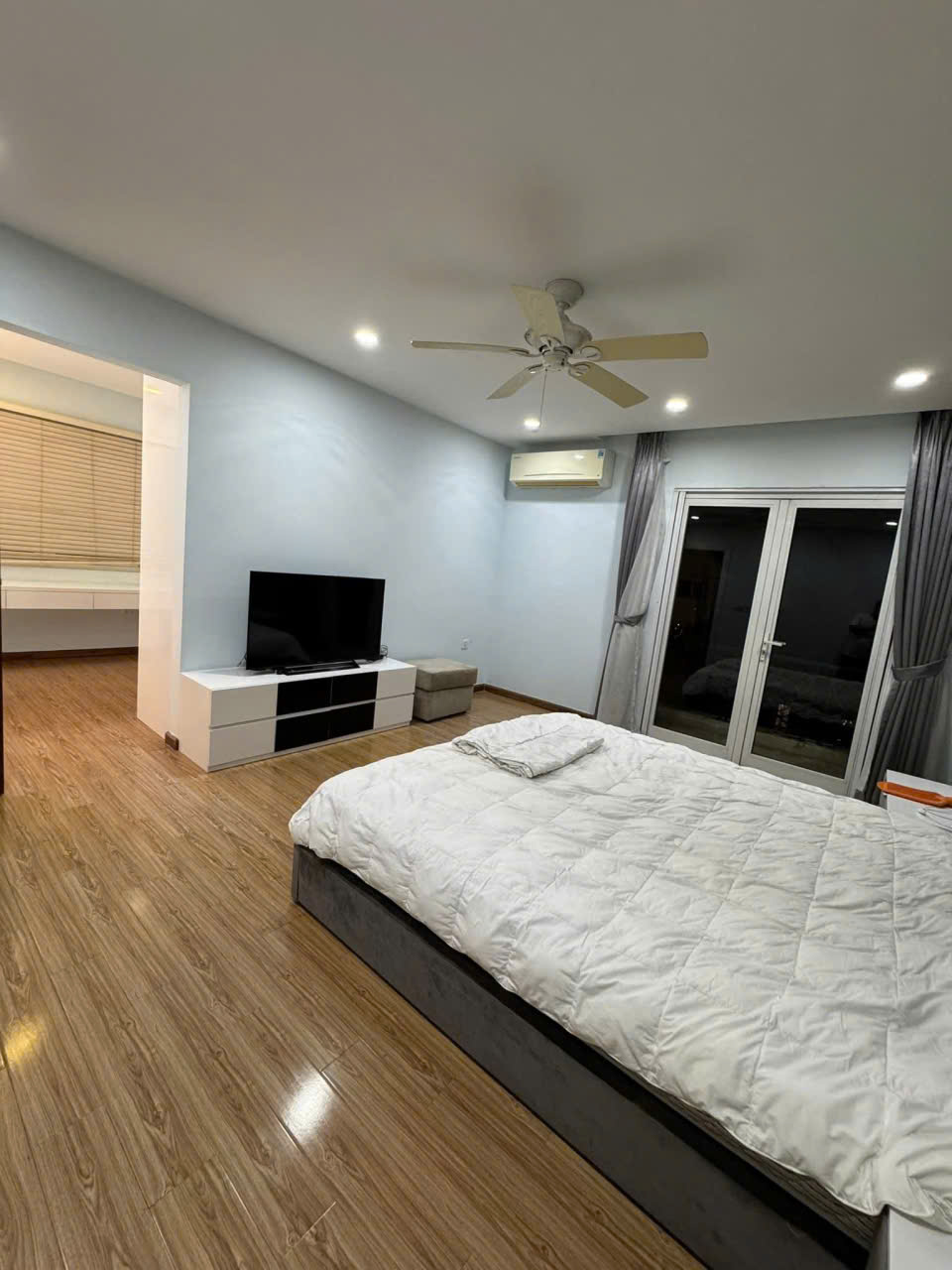 Căn Biệt thự song lập 4 phòng ngủ, đầy đủ đồ có view sông bên vinhomes Riverside cho thuê 4