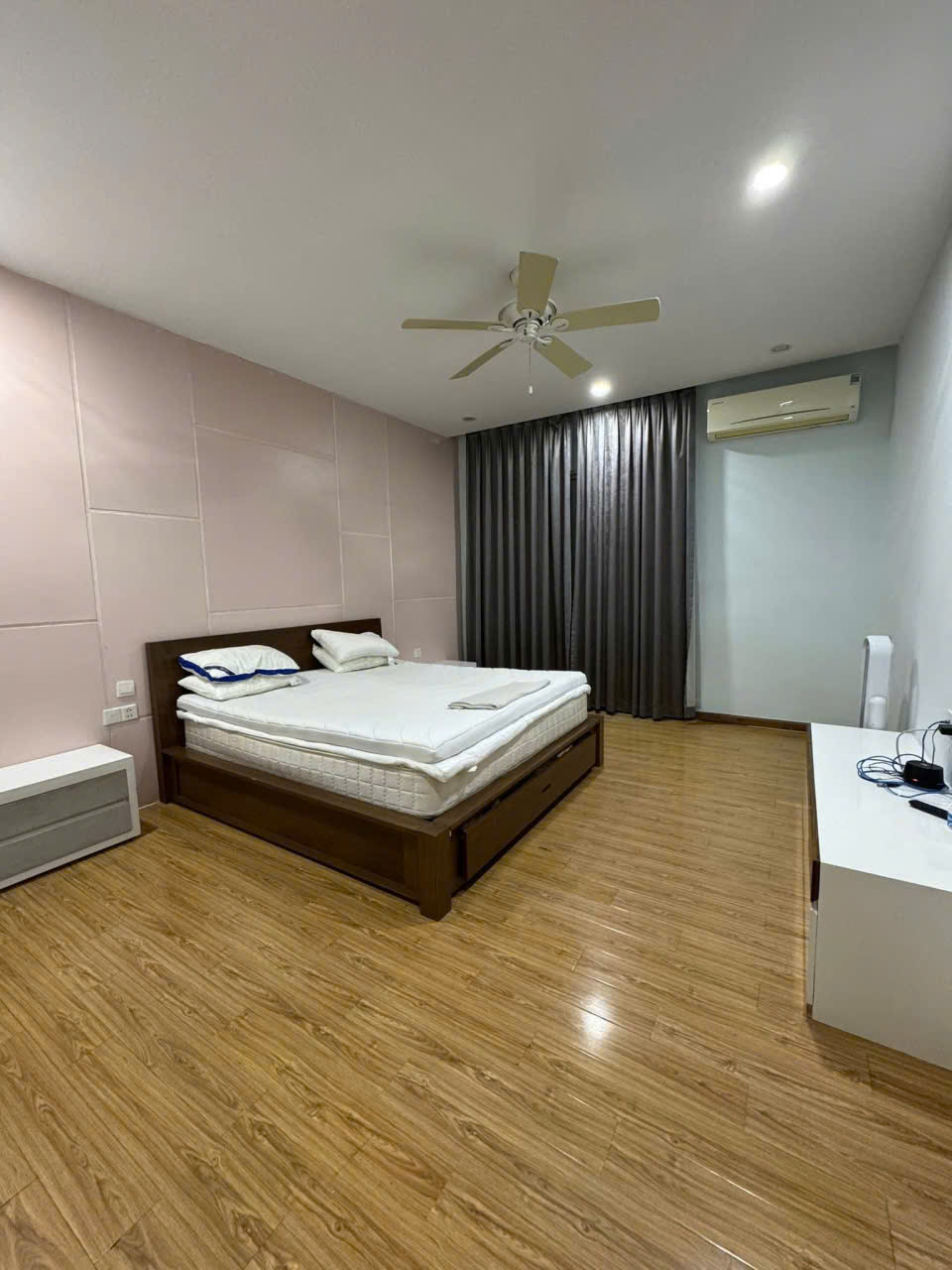 Căn Biệt thự song lập 4 phòng ngủ, đầy đủ đồ có view sông bên vinhomes Riverside cho thuê 5