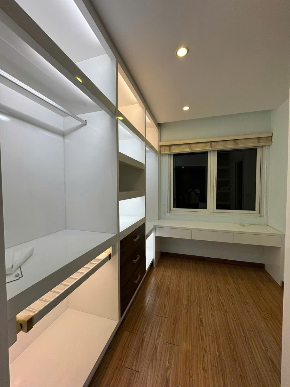 Căn Biệt thự song lập 4 phòng ngủ, đầy đủ đồ có view sông bên vinhomes Riverside cho thuê 6