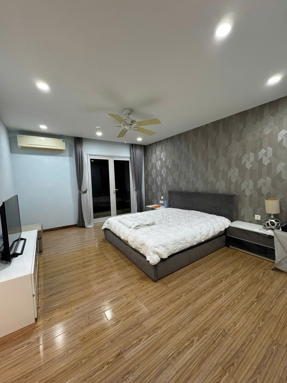Căn Biệt thự song lập 4 phòng ngủ, đầy đủ đồ có view sông bên vinhomes Riverside cho thuê 7