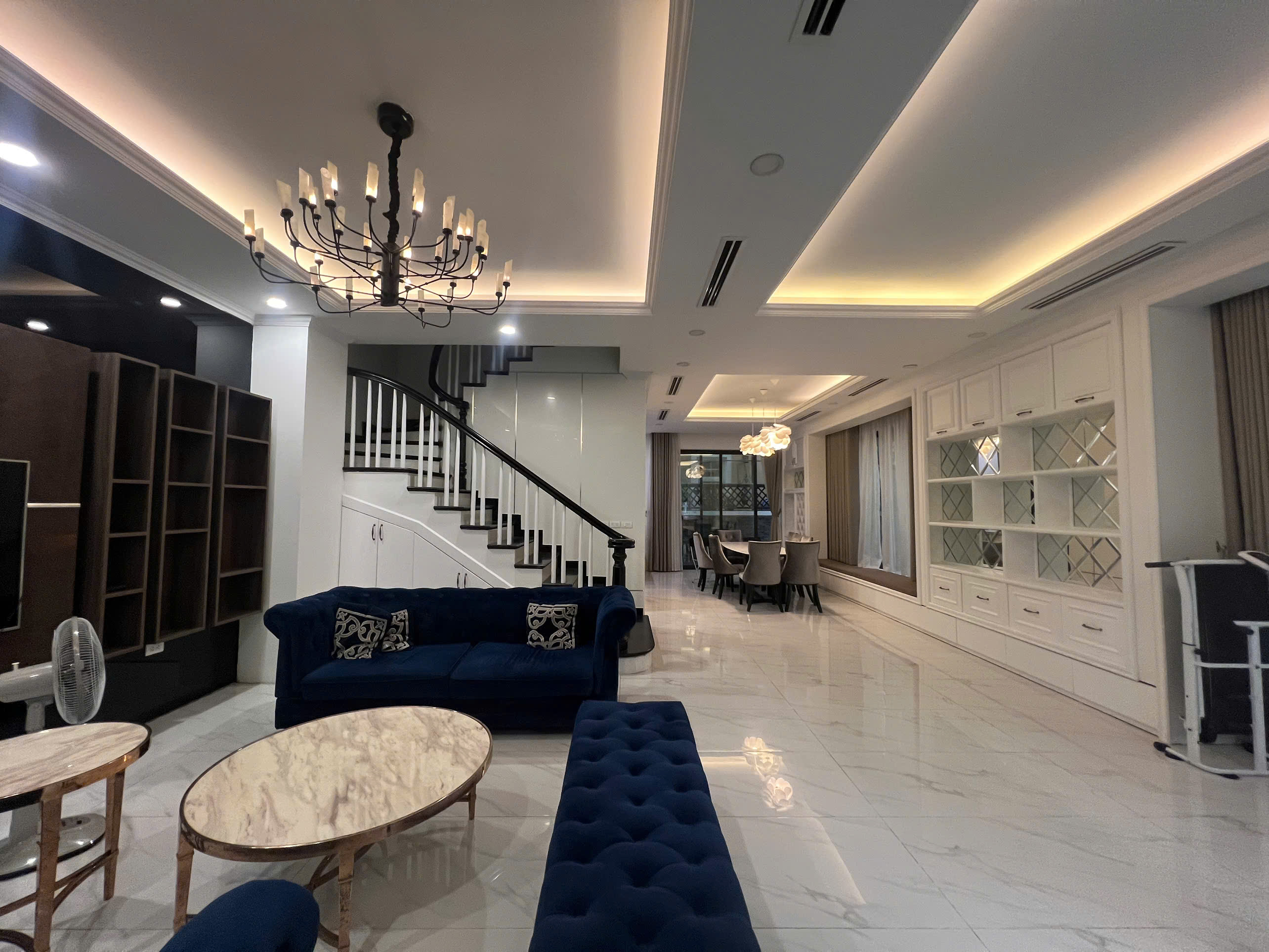 Căn BTSL 170m2,4 phòng ngủ, đủ đồ. giá tốt bên khu Anh Đào Vinhomes Riverside cho thuê 2