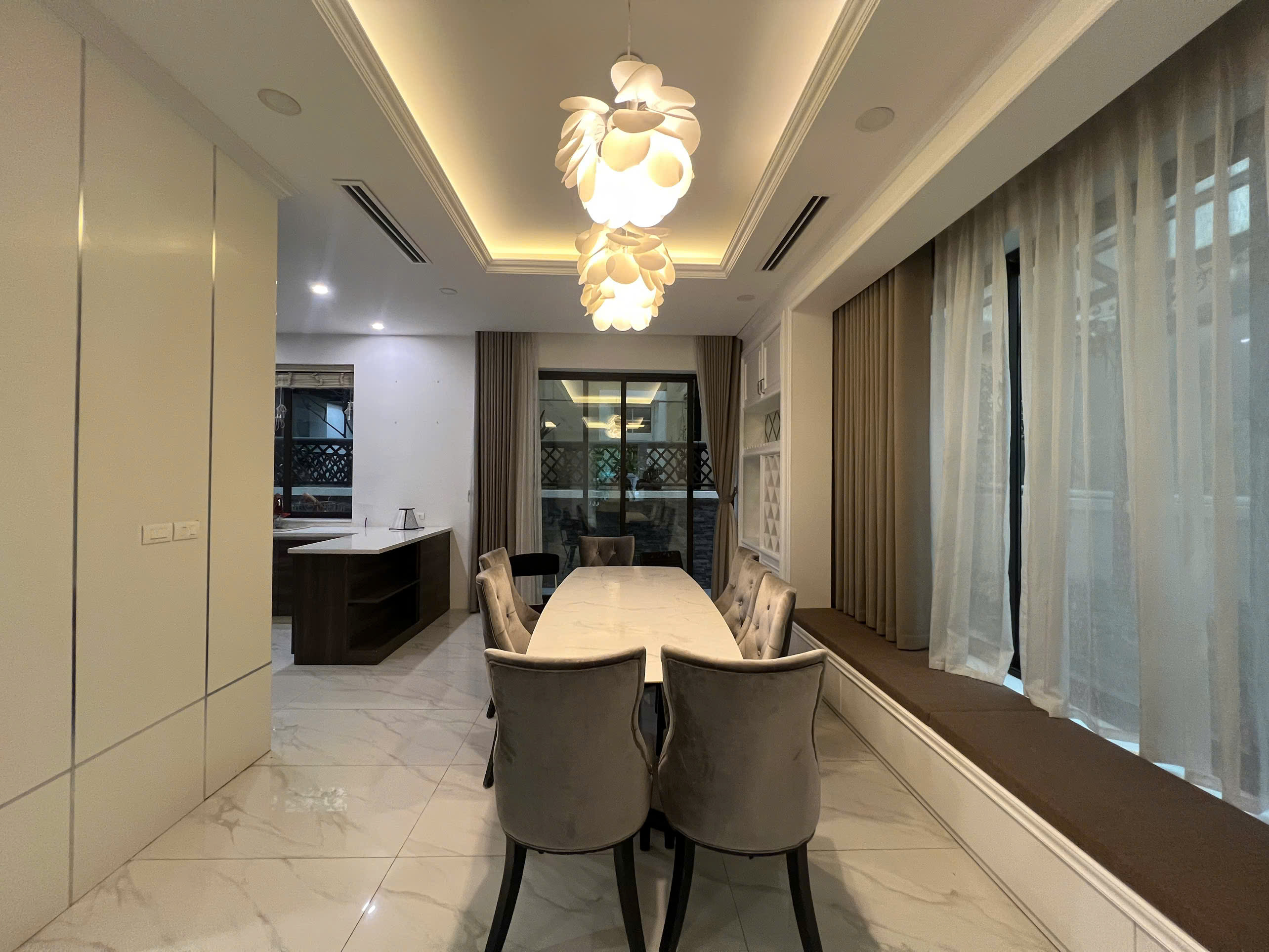 Căn BTSL 170m2,4 phòng ngủ, đủ đồ. giá tốt bên khu Anh Đào Vinhomes Riverside cho thuê 3