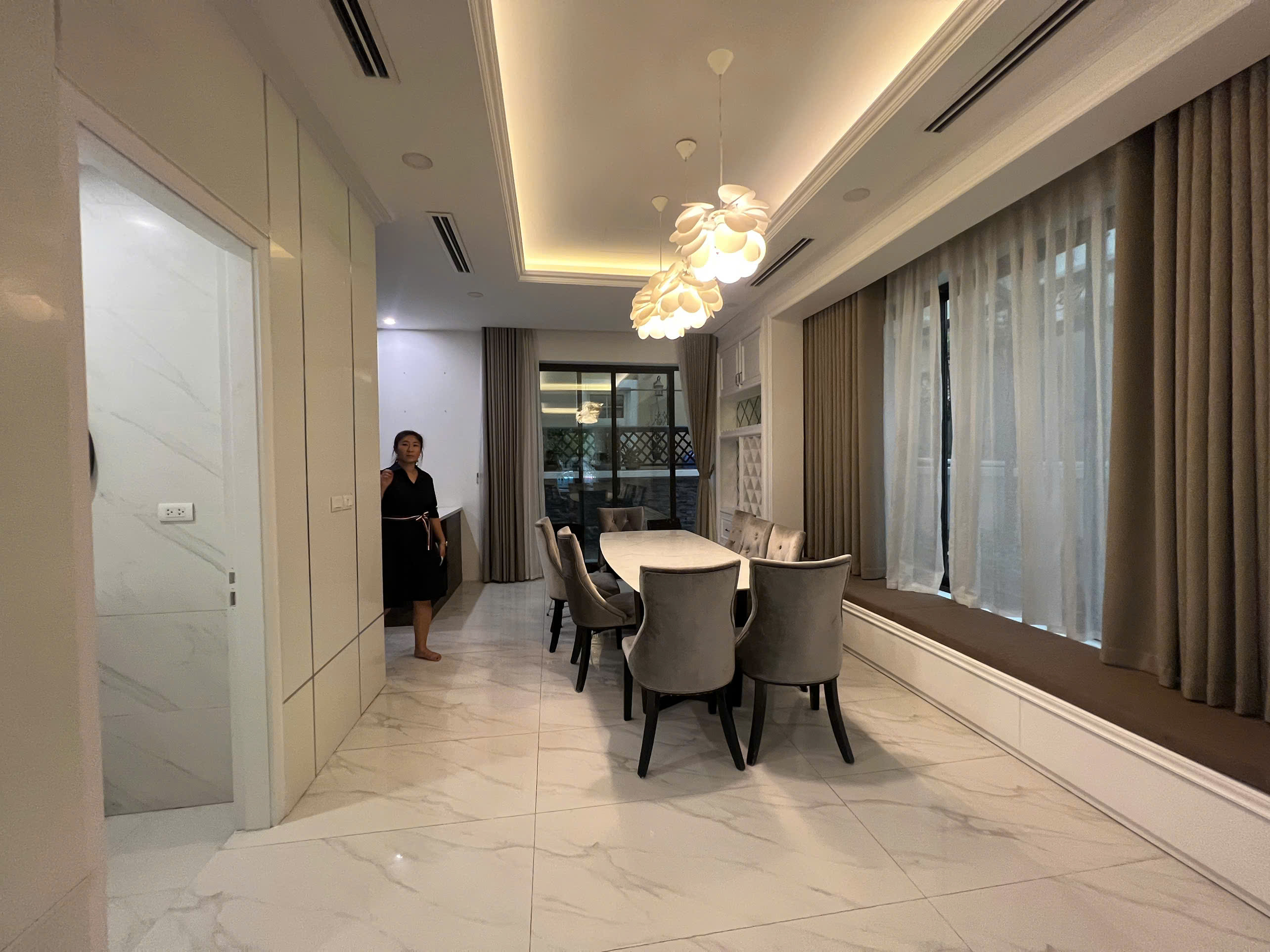 Căn BTSL 170m2,4 phòng ngủ, đủ đồ. giá tốt bên khu Anh Đào Vinhomes Riverside cho thuê 4