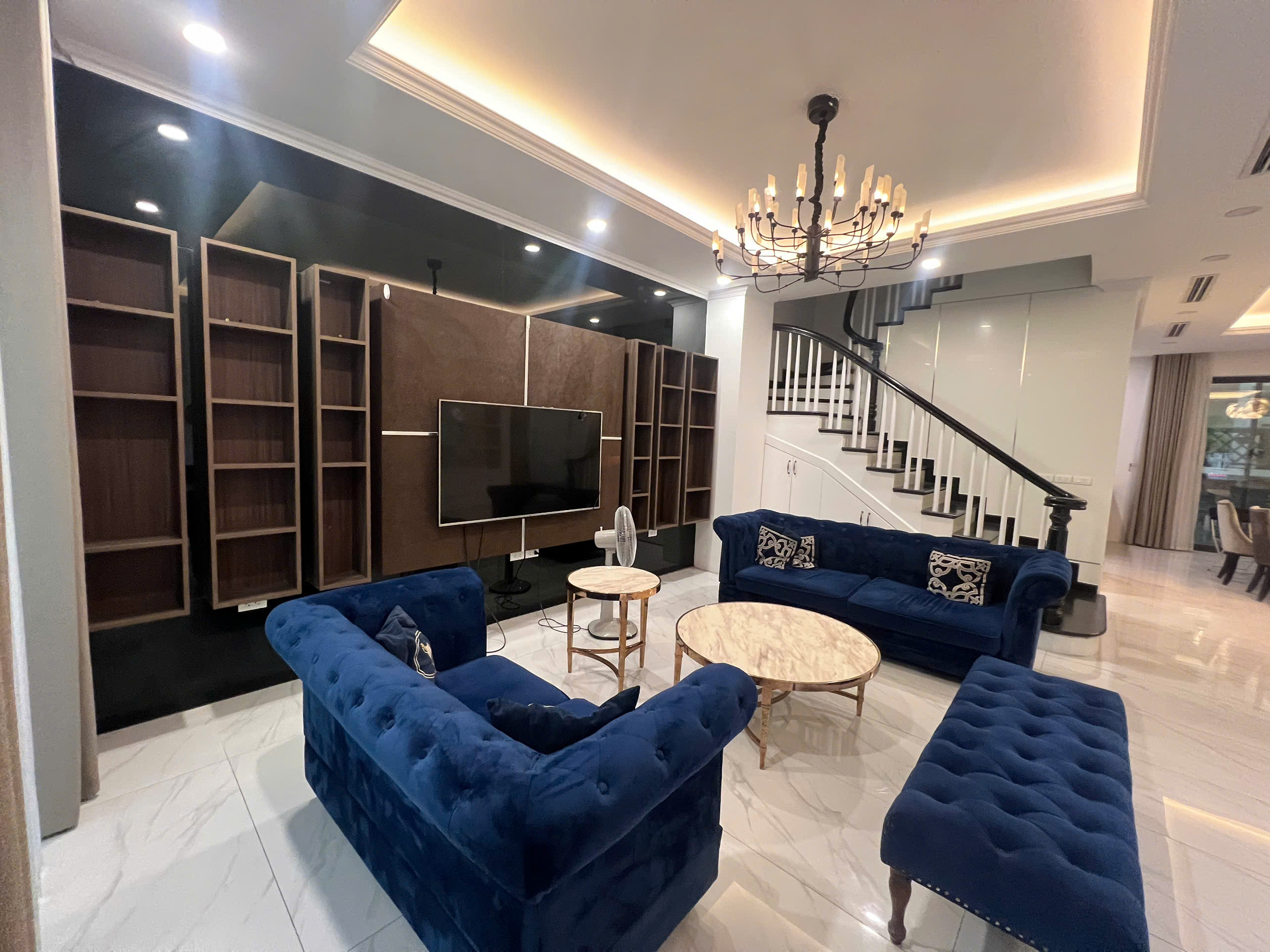 Căn BTSL 170m2,4 phòng ngủ, đủ đồ. giá tốt bên khu Anh Đào Vinhomes Riverside cho thuê 5