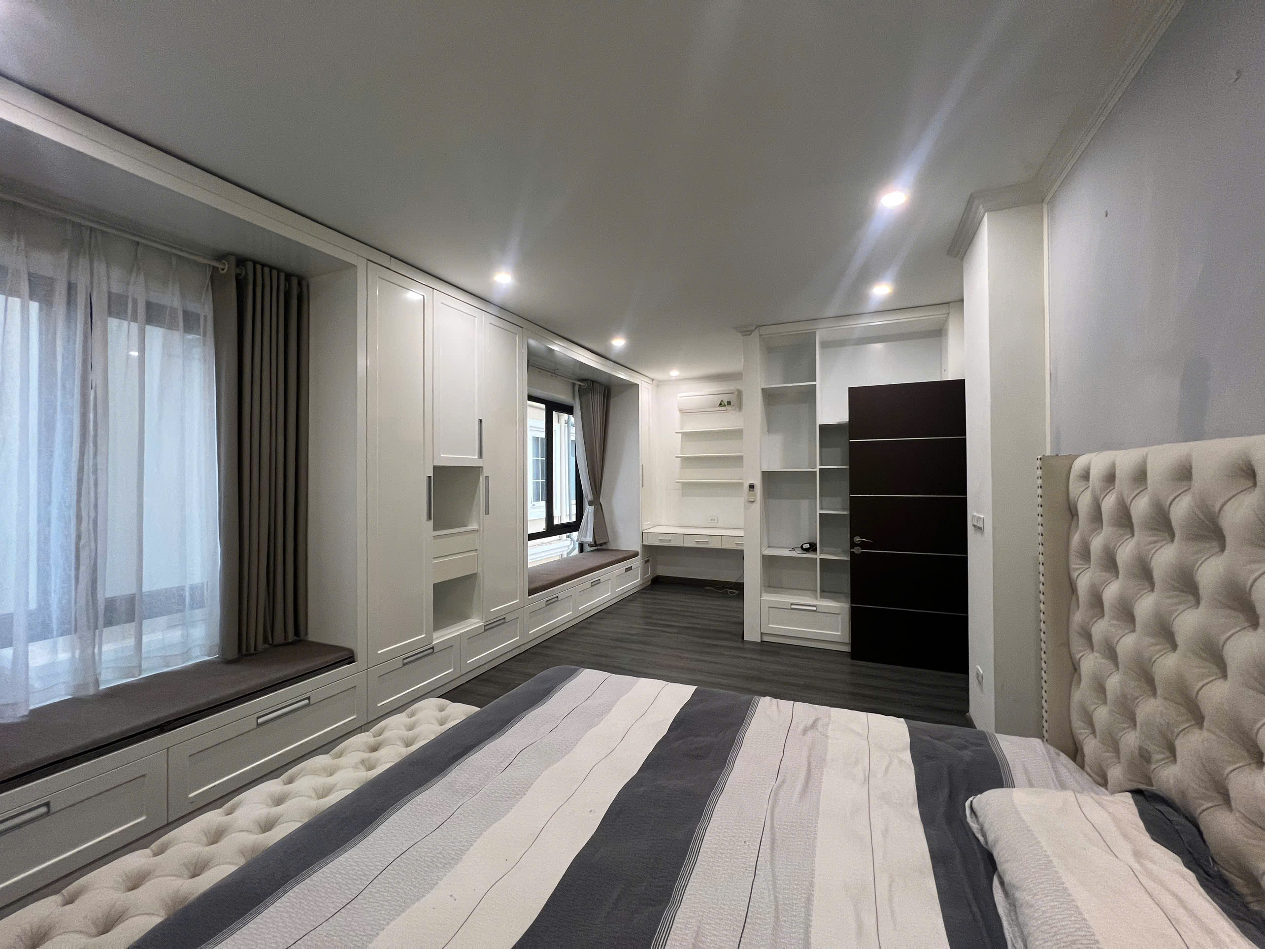 Căn BTSL 170m2,4 phòng ngủ, đủ đồ. giá tốt bên khu Anh Đào Vinhomes Riverside cho thuê 9