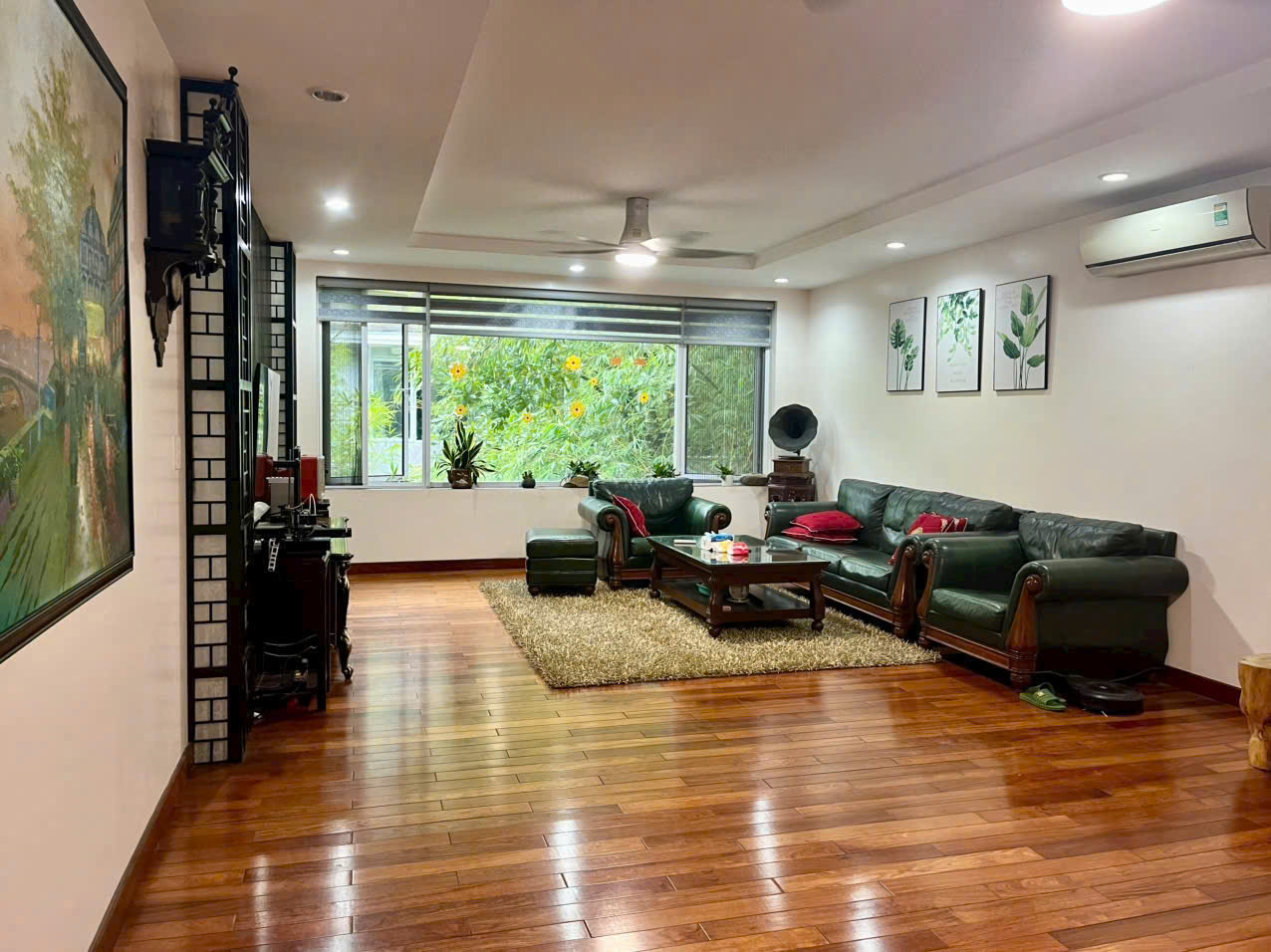 Cần chuyển nhượng căn nhà phố trúc 100m2,full đồ bên Ecopark văn giang 2