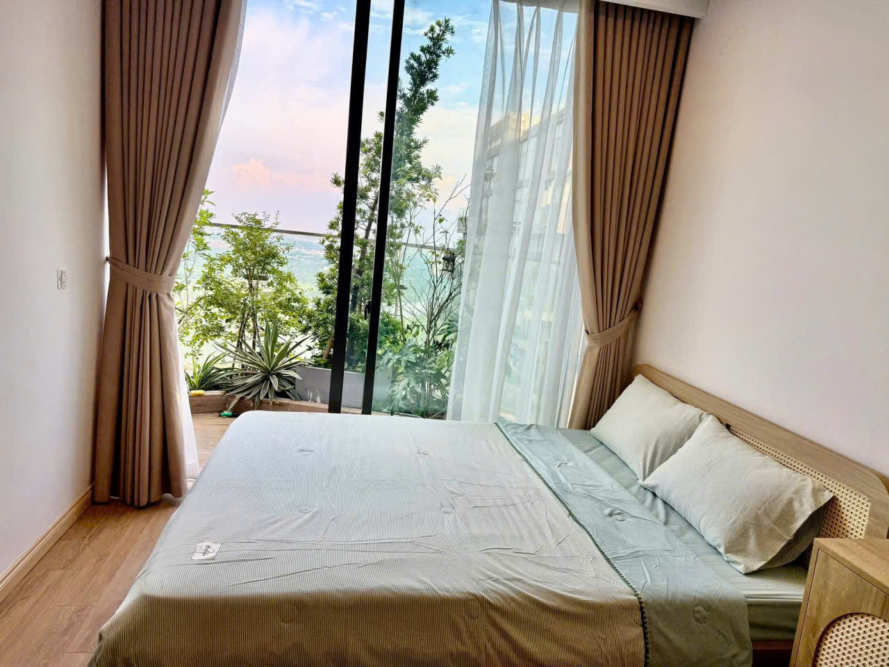 Căn hộ 78m2,2 phòng ngủ, đầy đủ đồ tòa Solforest Ecopark cần bán 3