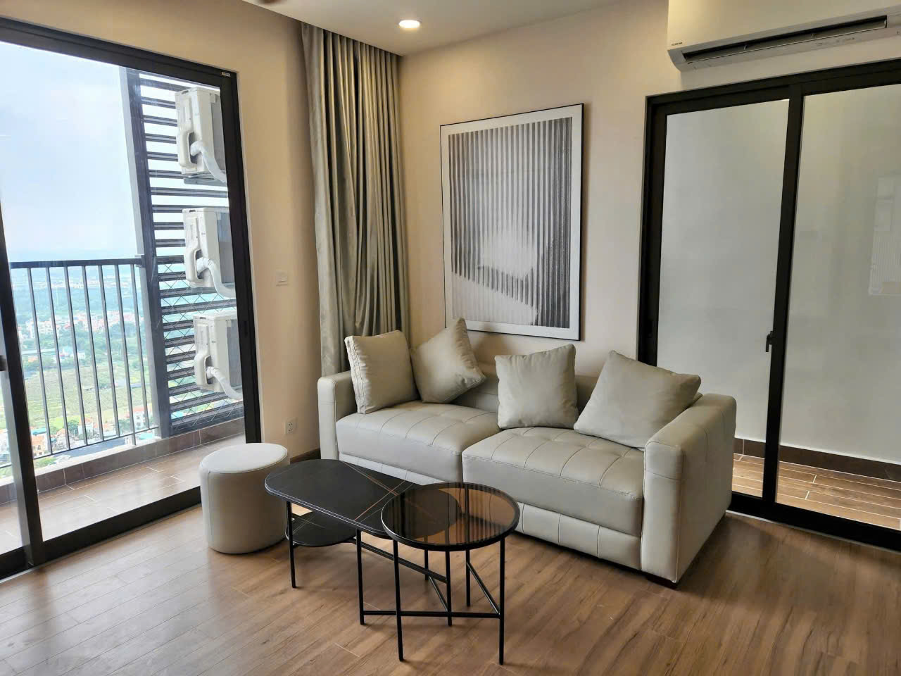 Căn hộ 83m2,2 phòng ngủ,đủ đồ bên tòa Sky Oasis Ecopark cho thuê 1