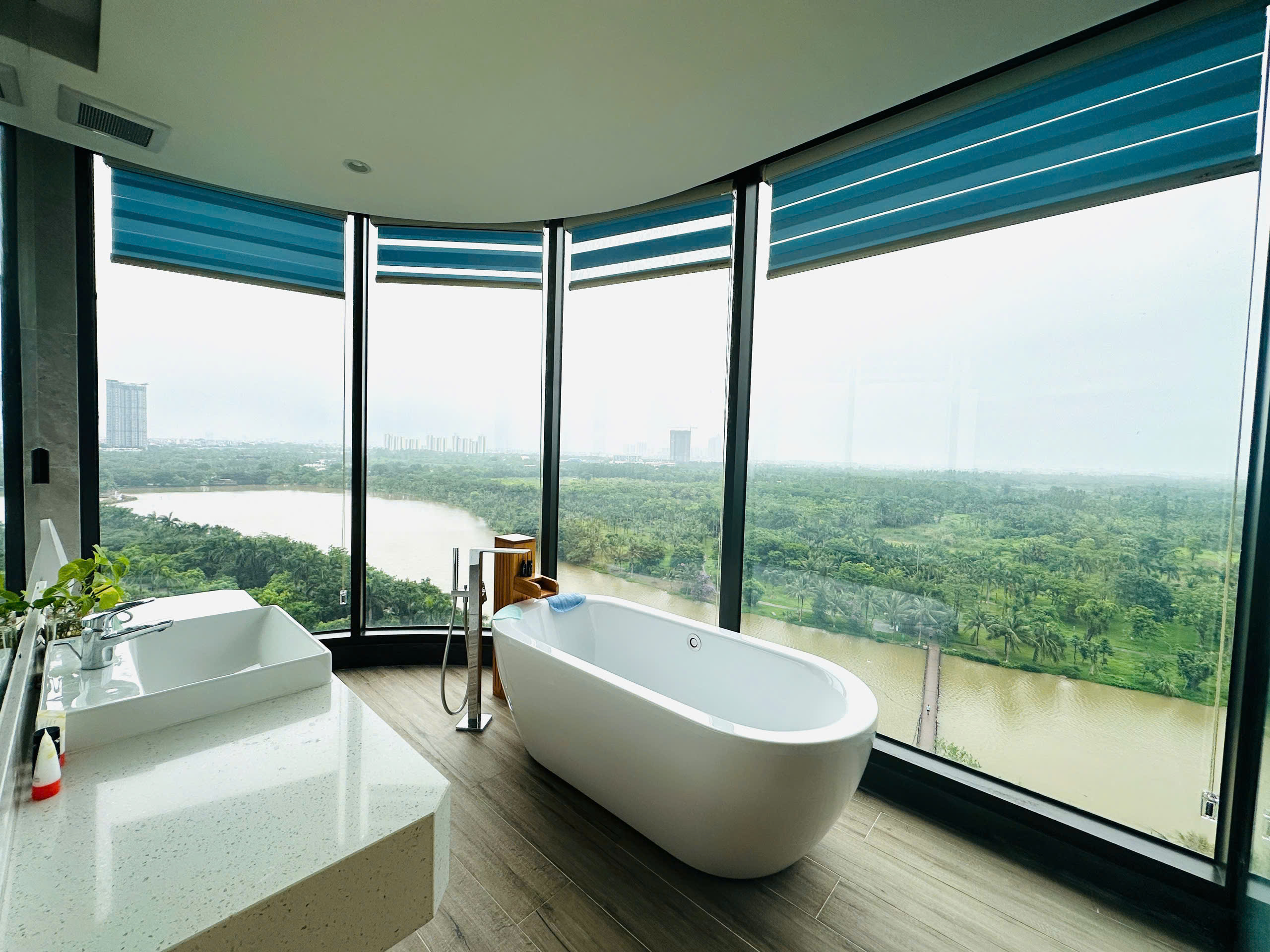 Căn hộ cao cấp 3 phòng ngủ, đủ đồ ,view hồ thiên nga tòa landmark Ecopark cần cho thuê 8