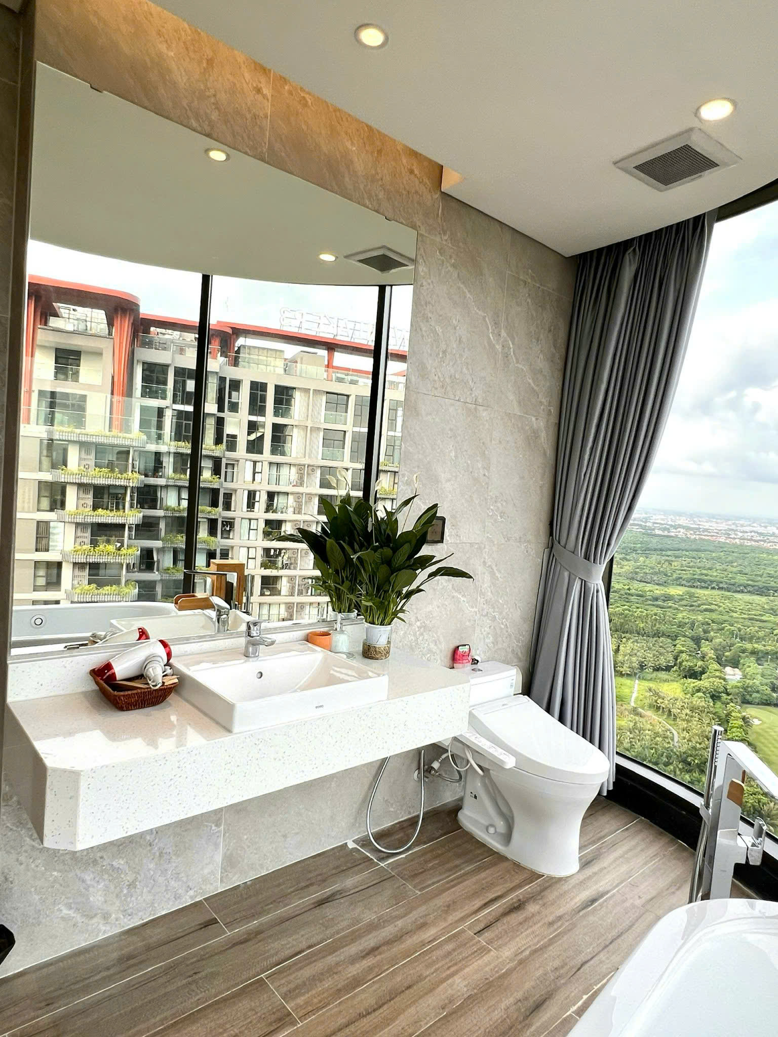 căn hộ cao cấp với 3 phòng ngủ,full nội thất,view hồ bên tòa Landmark Ecopark cho thuê 4