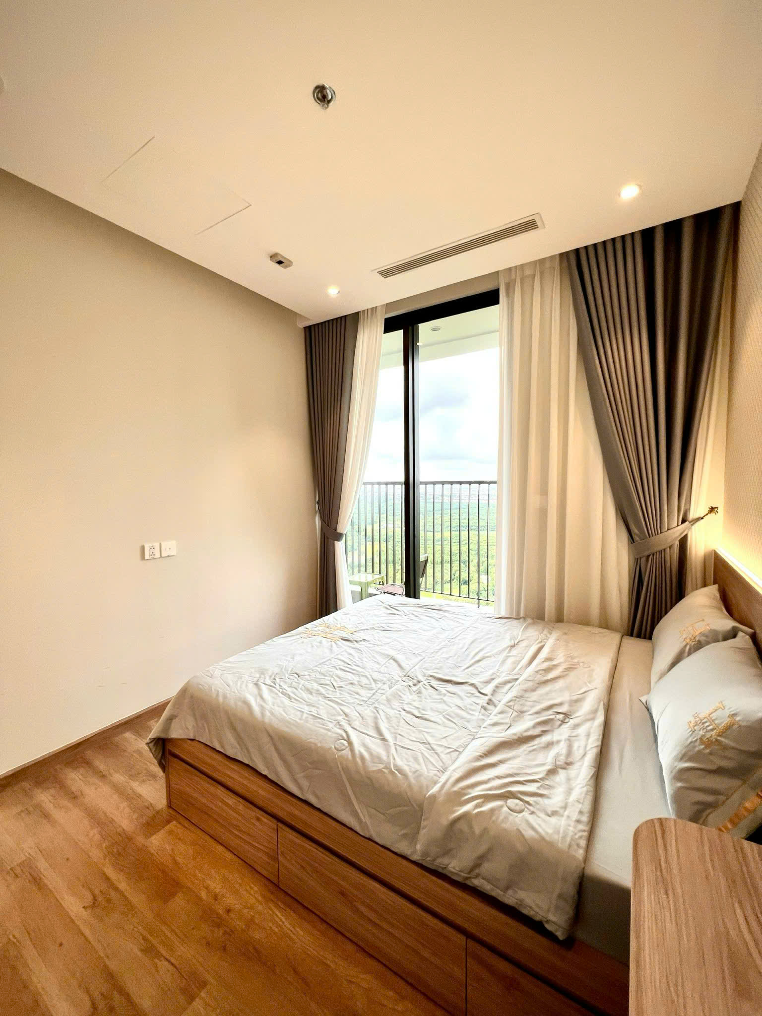 căn hộ cao cấp với 3 phòng ngủ,full nội thất,view hồ bên tòa Landmark Ecopark cho thuê 6