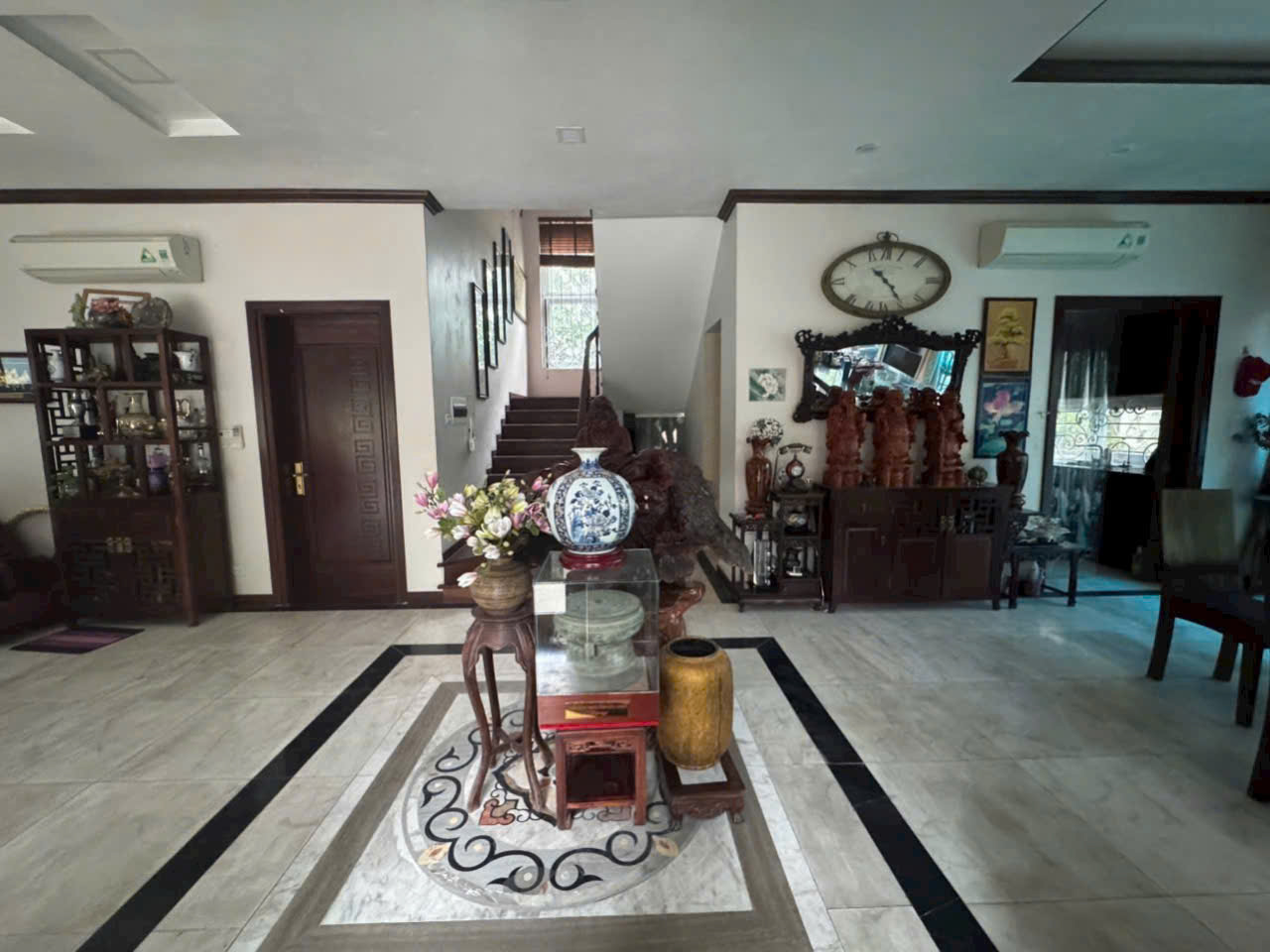 Chính chủ cần bán căn Biệt Thự Đơn lập 365m2,3 phòng ngủ,đủ đồ bên Vườn Tùng Ecopark 2