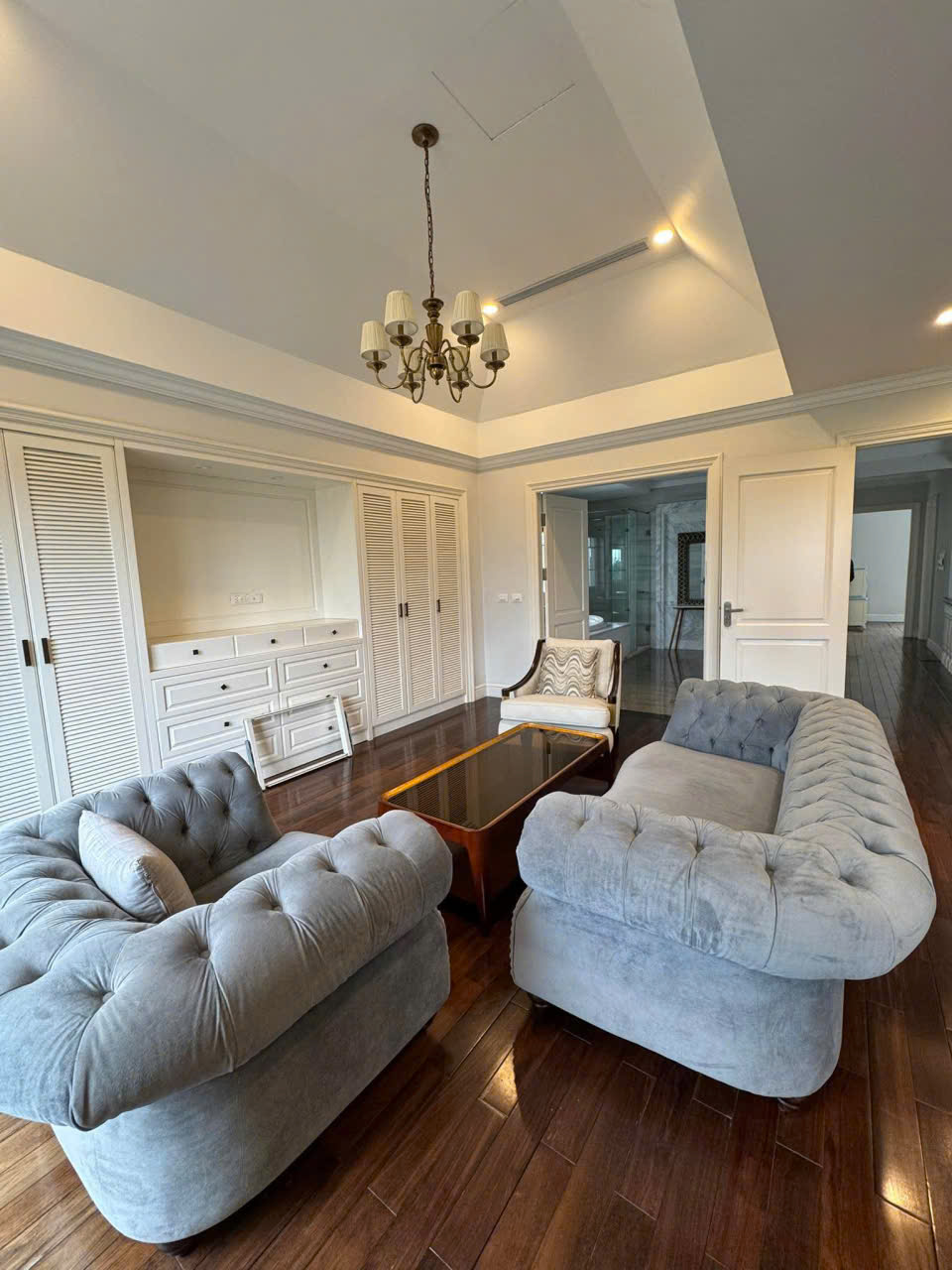 Cho thuê căn Biệt Thự Đơn lập 4 phòng ngủ,đủ đồ có view sông bên Vinhomes Riverside Long biên 11