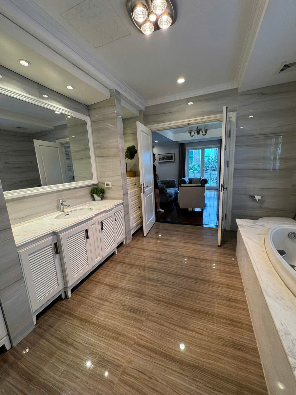 Cho thuê căn Biệt Thự Đơn lập 4 phòng ngủ,đủ đồ có view sông bên Vinhomes Riverside Long biên 12