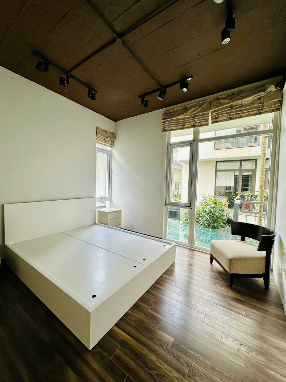 Cho thuê căn Biệt Thự Song Lập 162m2,3 phòng ngủ, đủ đồ bên vườn tùng Ecopark 5