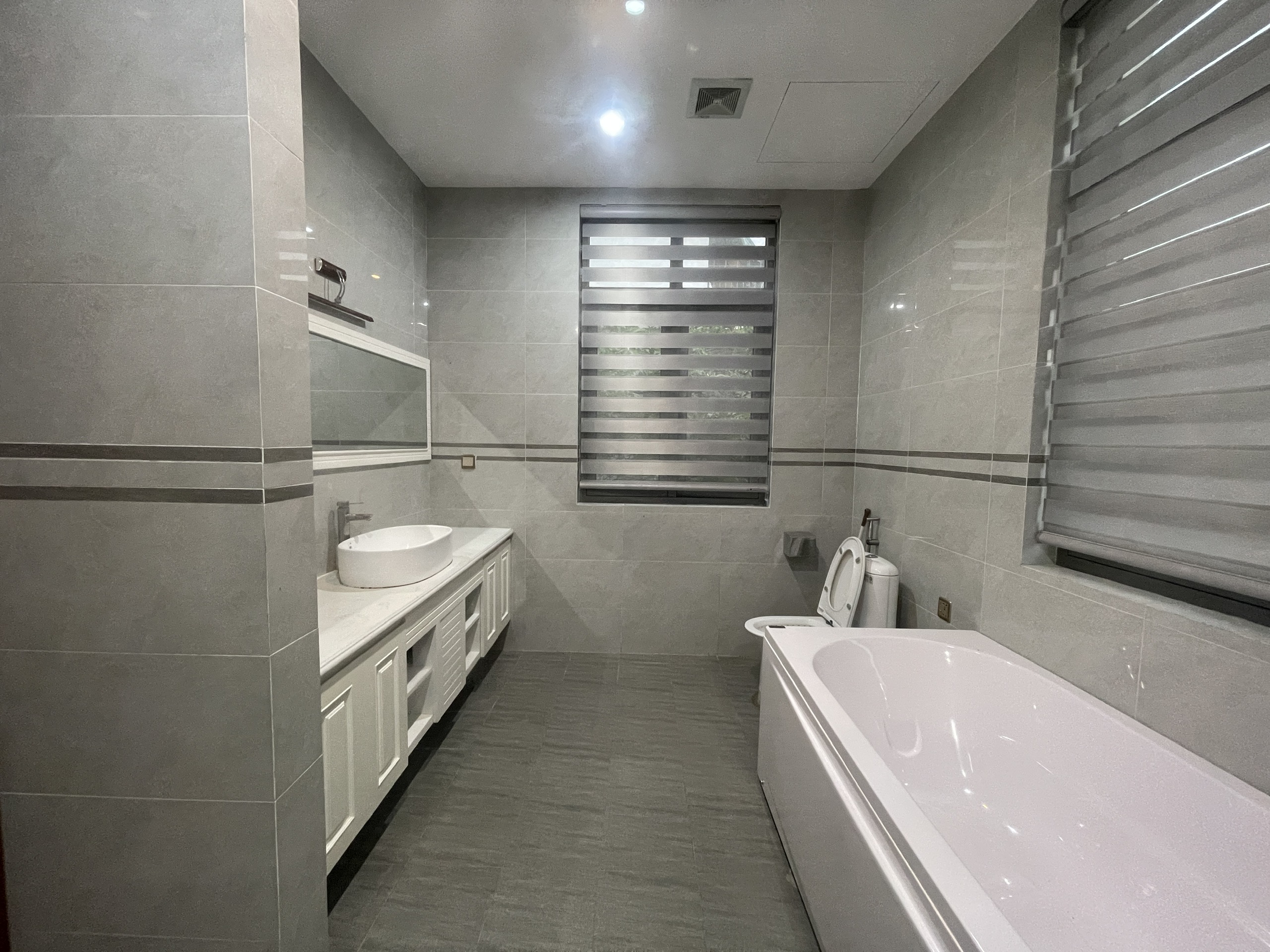 Cho thuê căn BTĐL sân vườn,5 phòng ngủ, đủ đồ giá tốt bên khu Nguyệt Quế Vinhomes Riverside 10