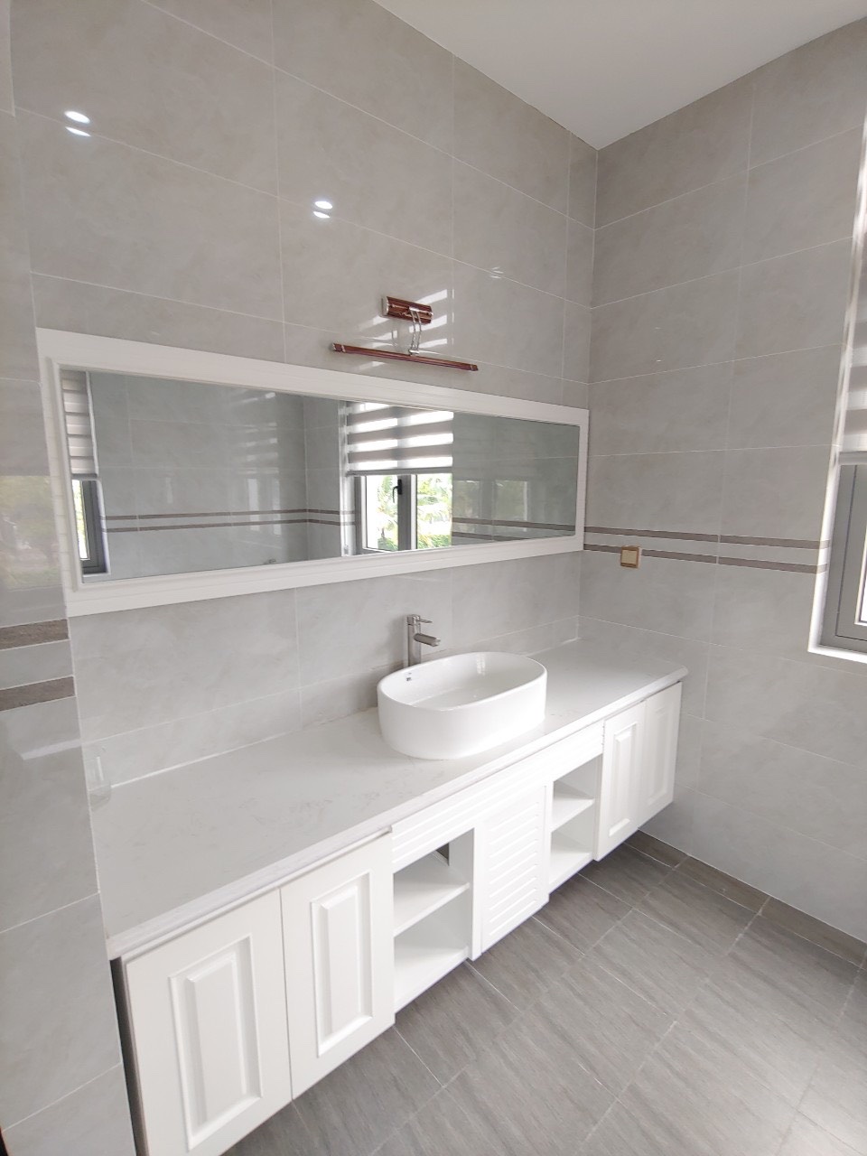 Cho thuê căn BTĐL sân vườn,5 phòng ngủ, đủ đồ giá tốt bên khu Nguyệt Quế Vinhomes Riverside 12