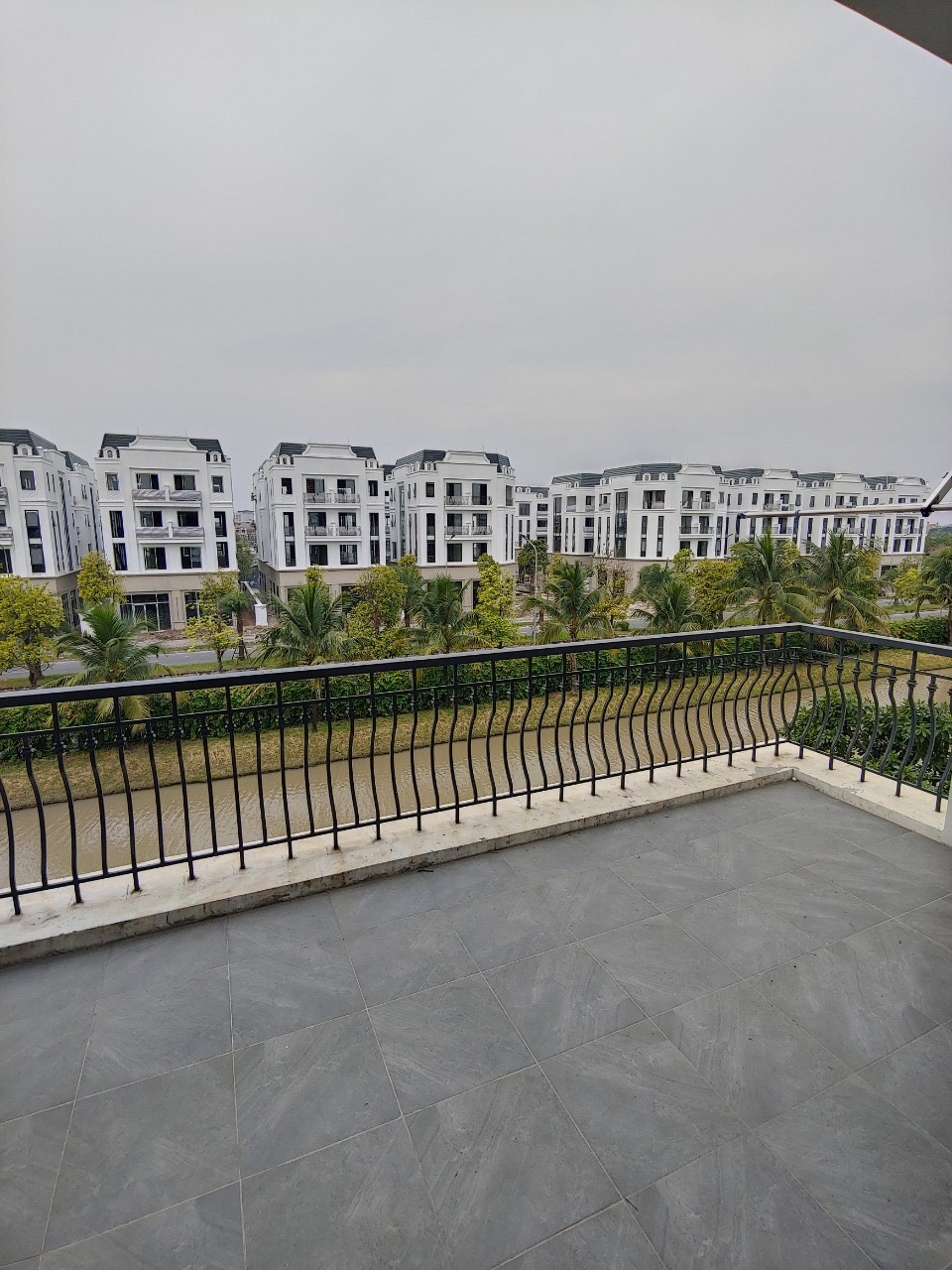 Cho thuê căn BTĐL sân vườn,5 phòng ngủ, đủ đồ giá tốt bên khu Nguyệt Quế Vinhomes Riverside 13