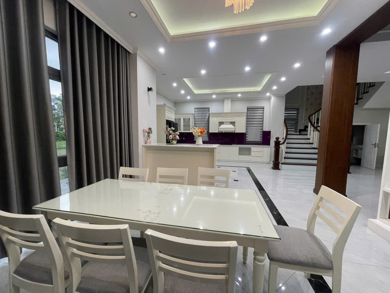 Cho thuê căn BTĐL sân vườn,5 phòng ngủ, đủ đồ giá tốt bên khu Nguyệt Quế Vinhomes Riverside 3