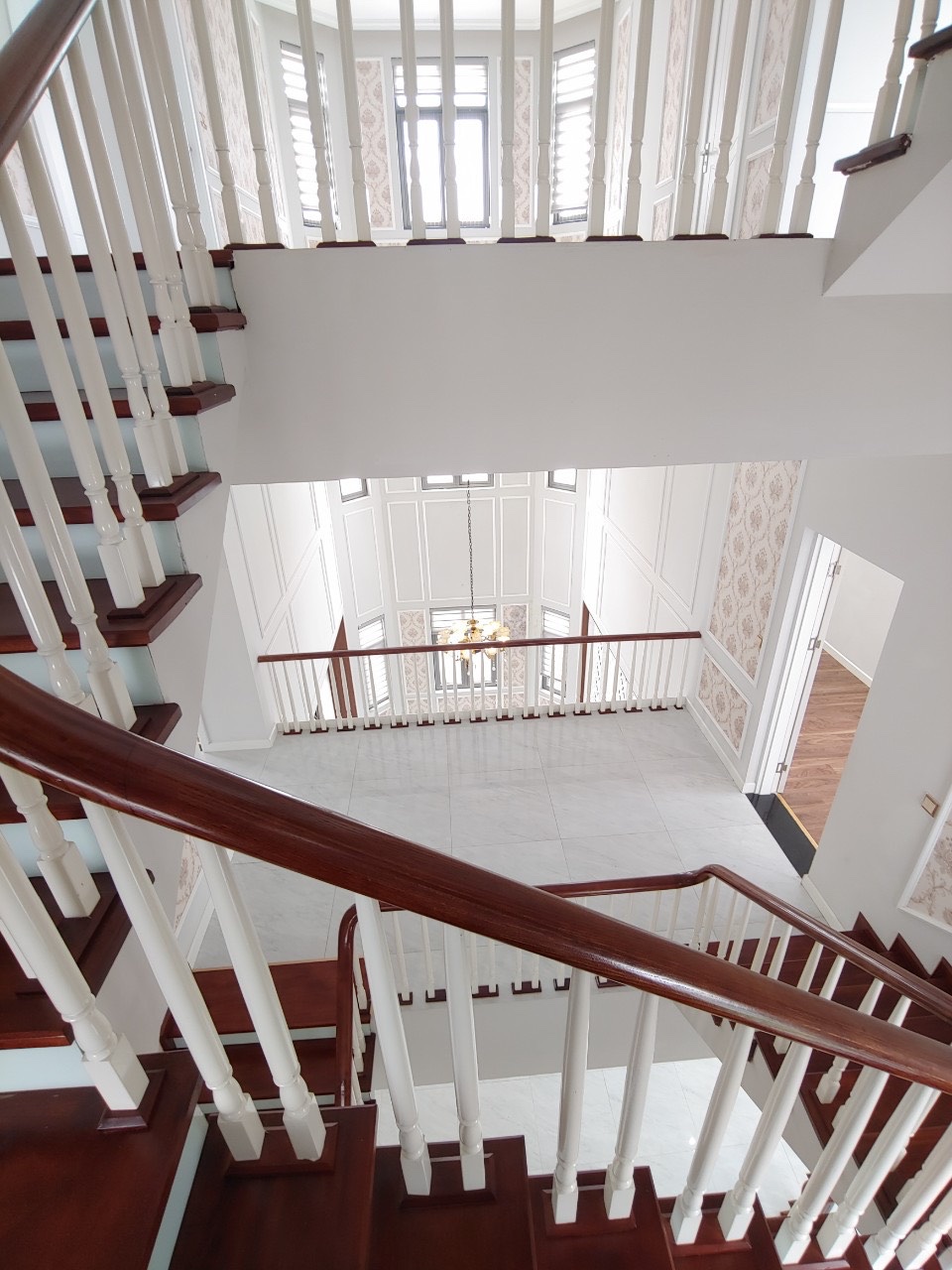 Cho thuê căn BTĐL sân vườn,5 phòng ngủ, đủ đồ giá tốt bên khu Nguyệt Quế Vinhomes Riverside 4