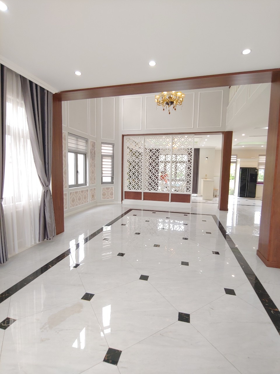Cho thuê căn BTĐL sân vườn,5 phòng ngủ, đủ đồ giá tốt bên khu Nguyệt Quế Vinhomes Riverside 5