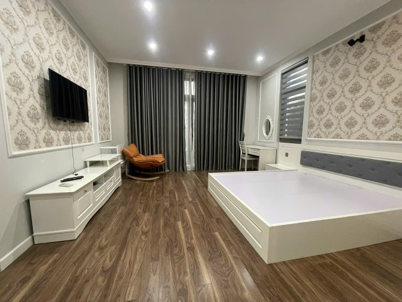 Cho thuê căn BTĐL sân vườn,5 phòng ngủ, đủ đồ giá tốt bên khu Nguyệt Quế Vinhomes Riverside 6