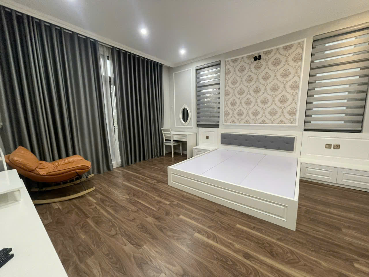 Cho thuê căn BTĐL sân vườn,5 phòng ngủ, đủ đồ giá tốt bên khu Nguyệt Quế Vinhomes Riverside 8