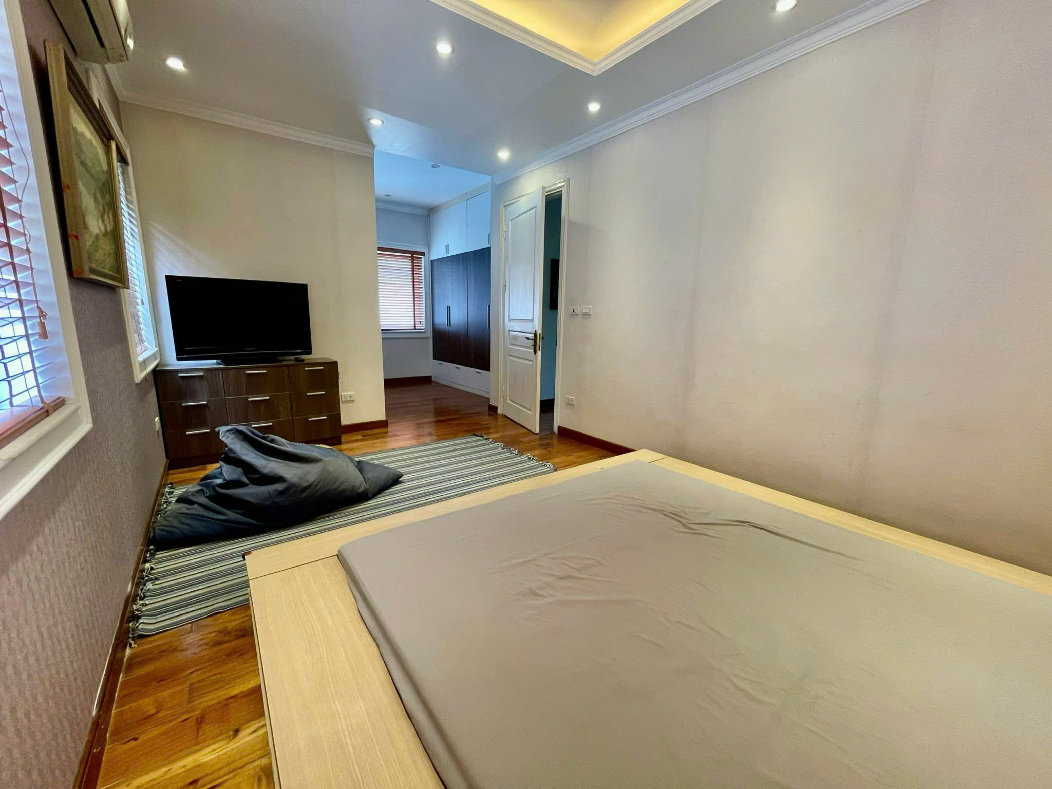 Cho thuê căn BTSL 4 phòng ngủ, đầy đủ đồ bên khu Anh Đào Vinhomes Riverside Long biên 11