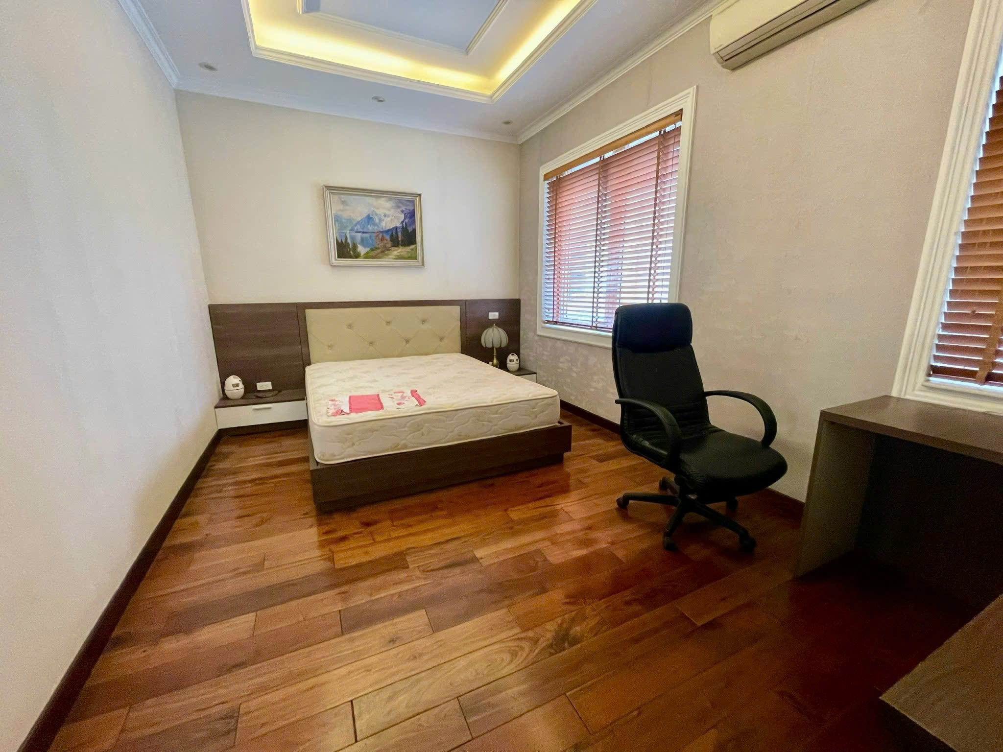Cho thuê căn BTSL 4 phòng ngủ, đầy đủ đồ bên khu Anh Đào Vinhomes Riverside Long biên 8